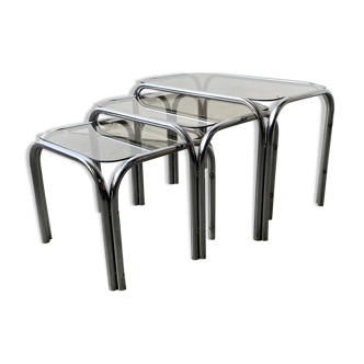 Tables gigognes en tubulaires chromés et verre fumé, années 1970