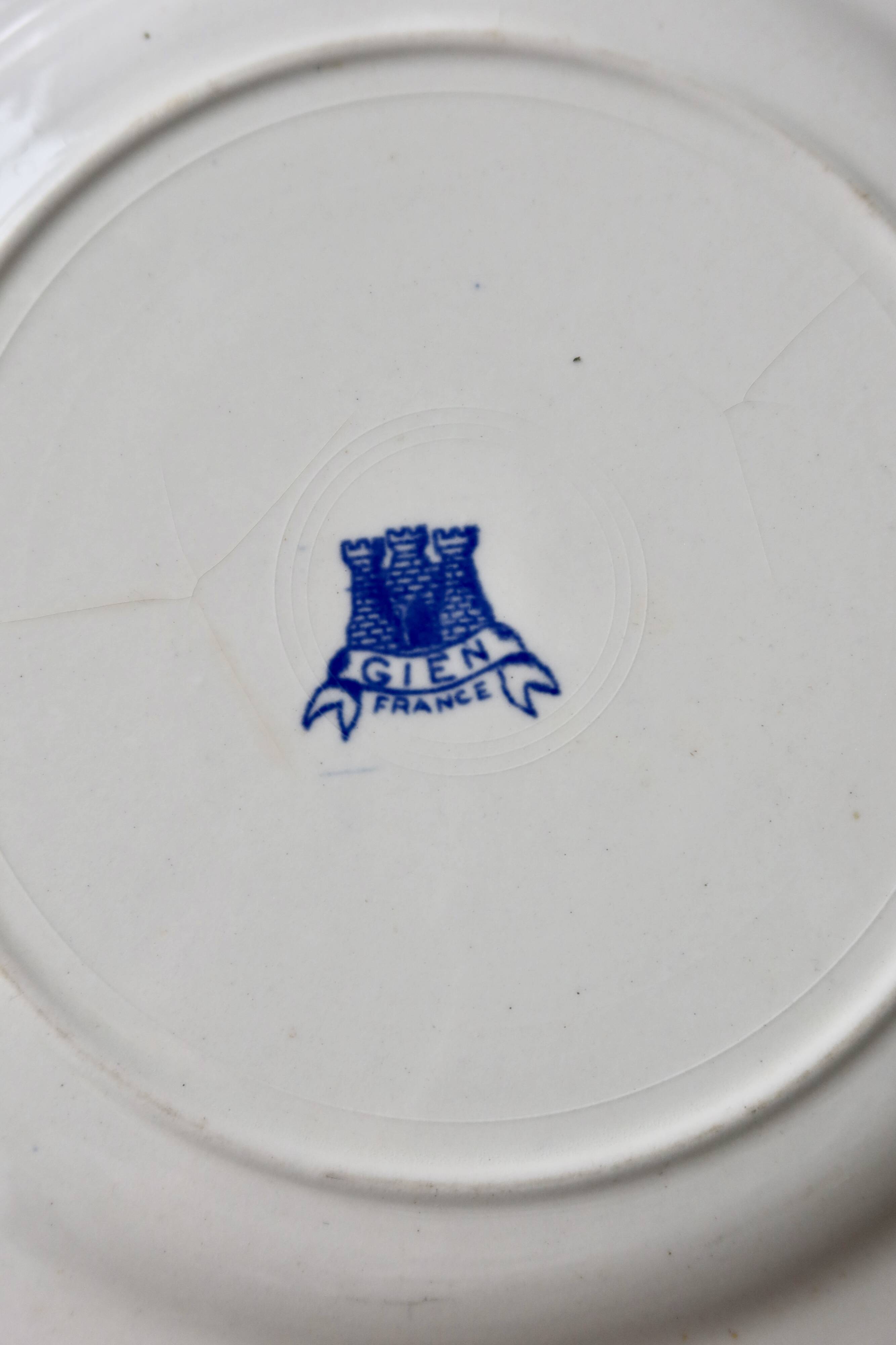 Assiette plate Gien vintage faïence motif fleuri sur le liseré