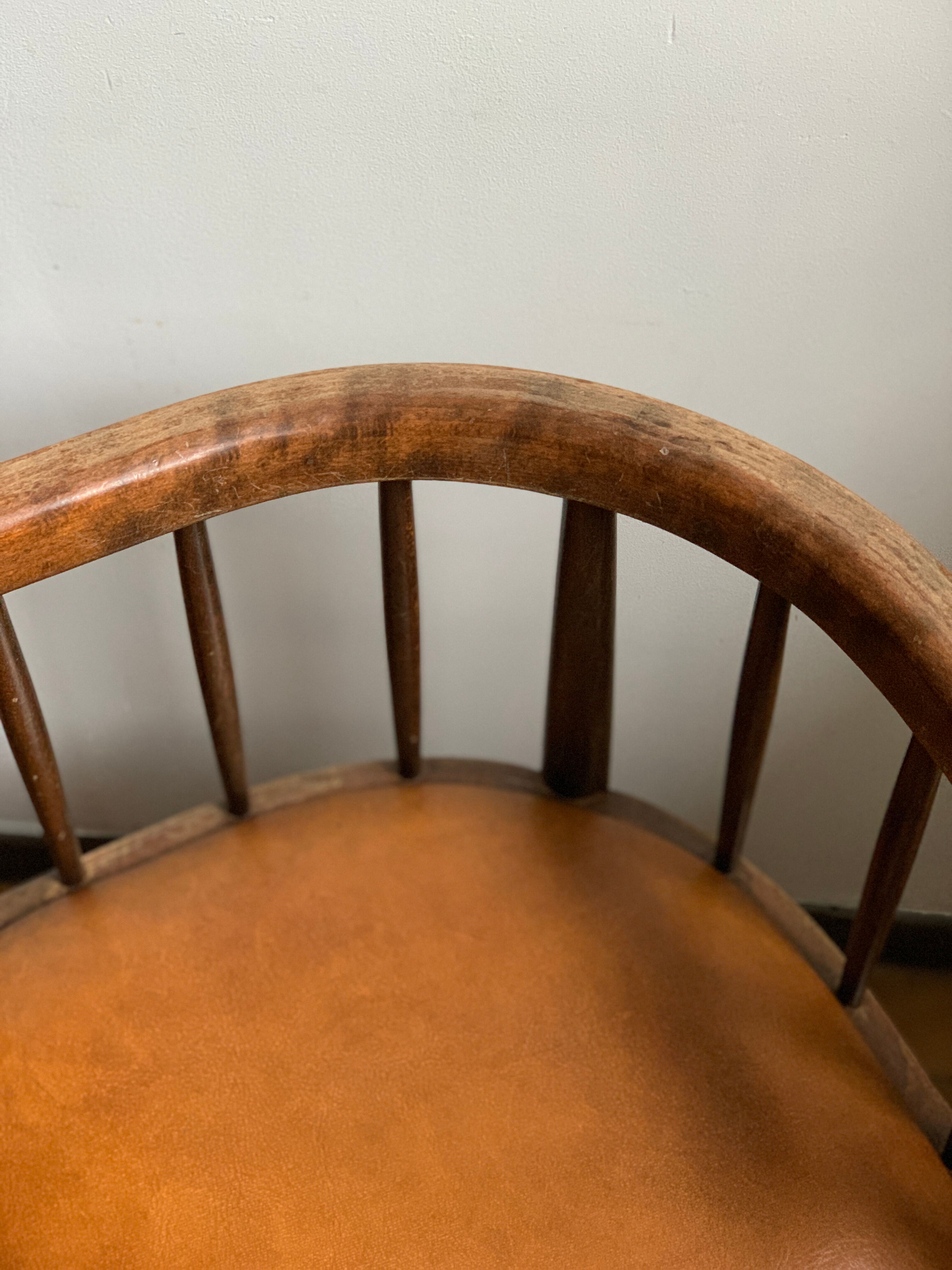 Built-in table and chairs Thonet