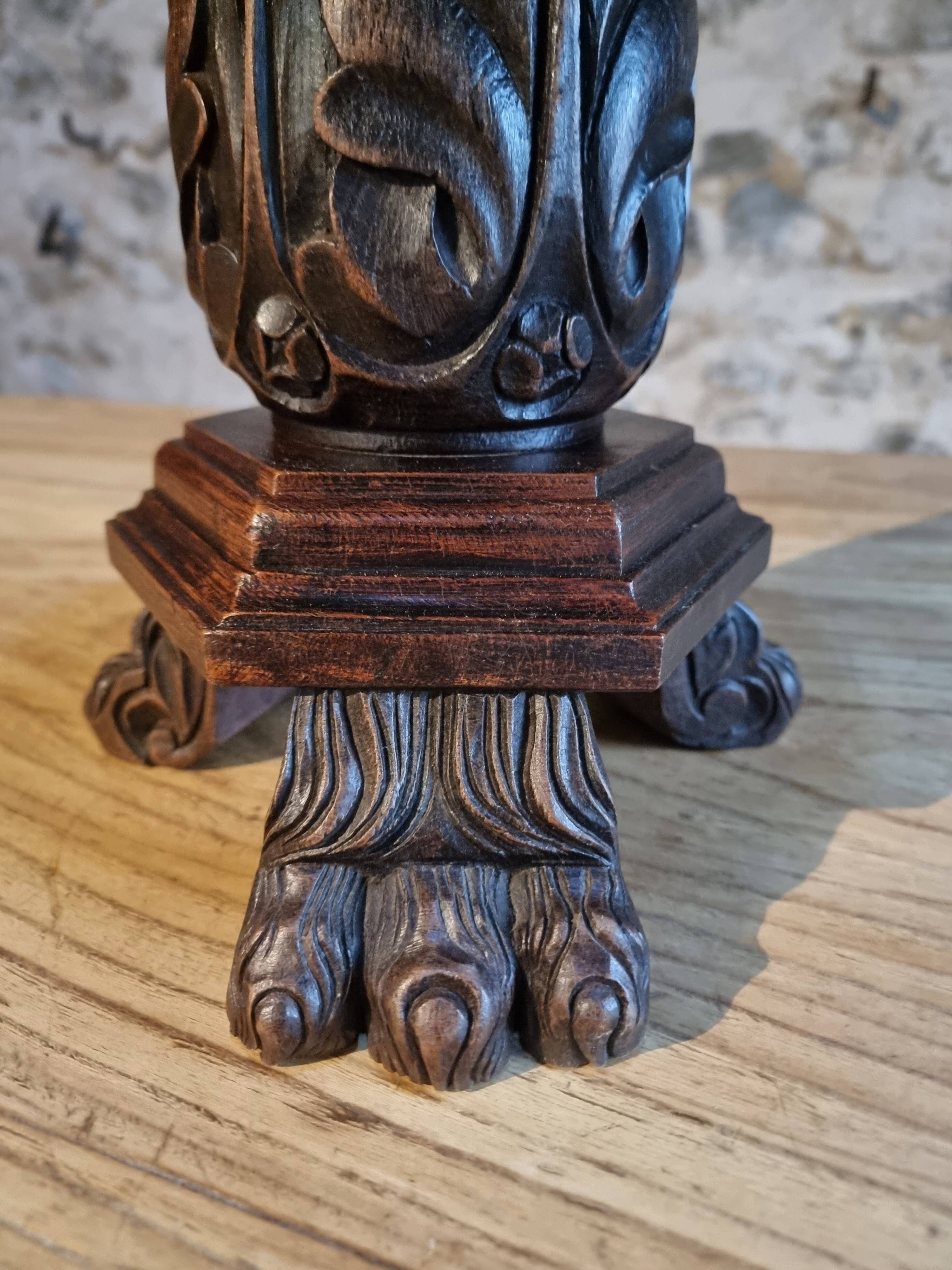 Tabouret de piano ancien en bois réglable avec base sculptée et assise en tapisserie, vers 1880–1910