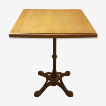 Table bistrot 60x60 cm en chêne massif mouluré brossé teinte miel, pieds quadripodes noir en fonte