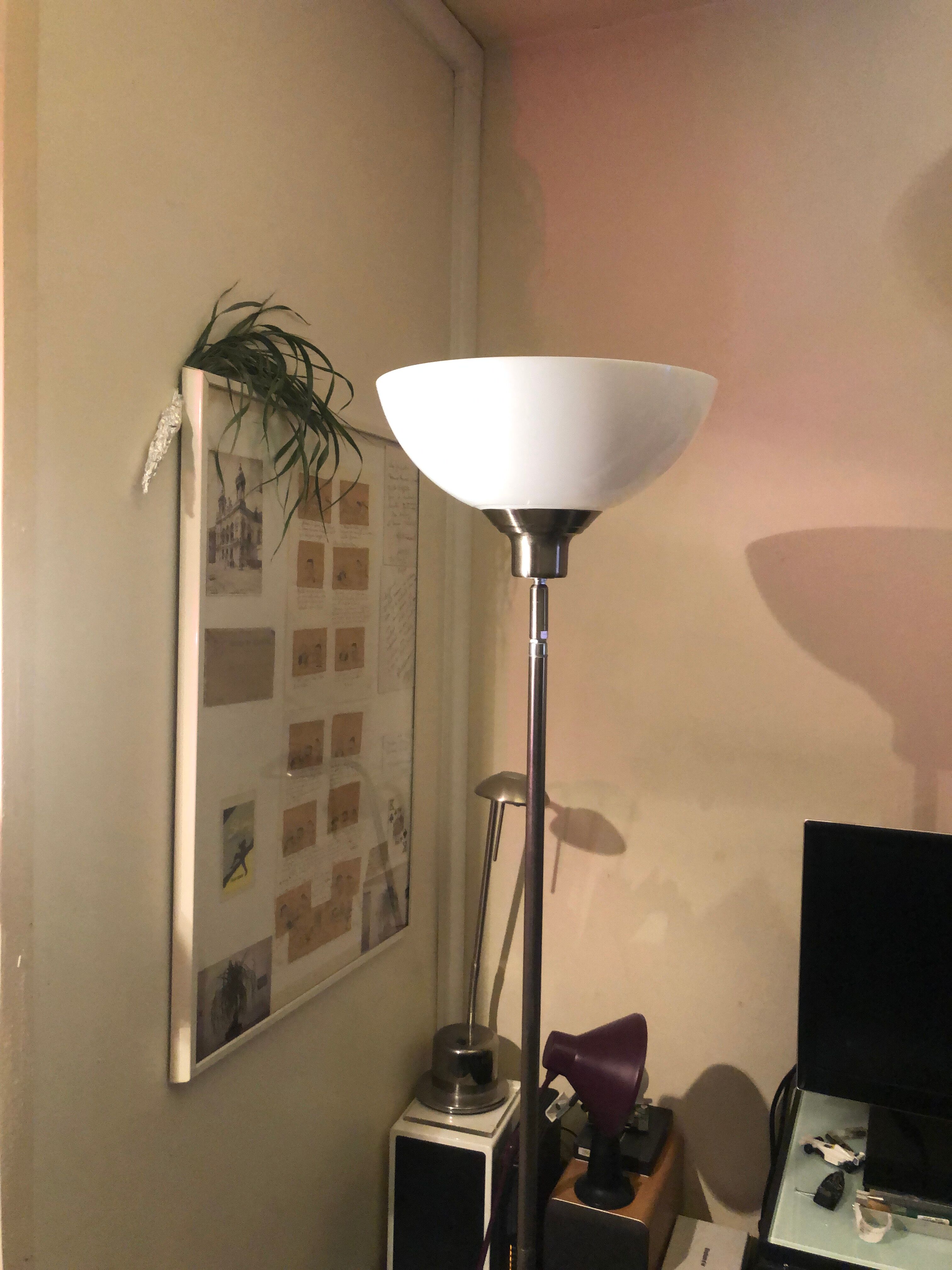 Discreet floor lamp
