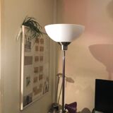 Discreet floor lamp