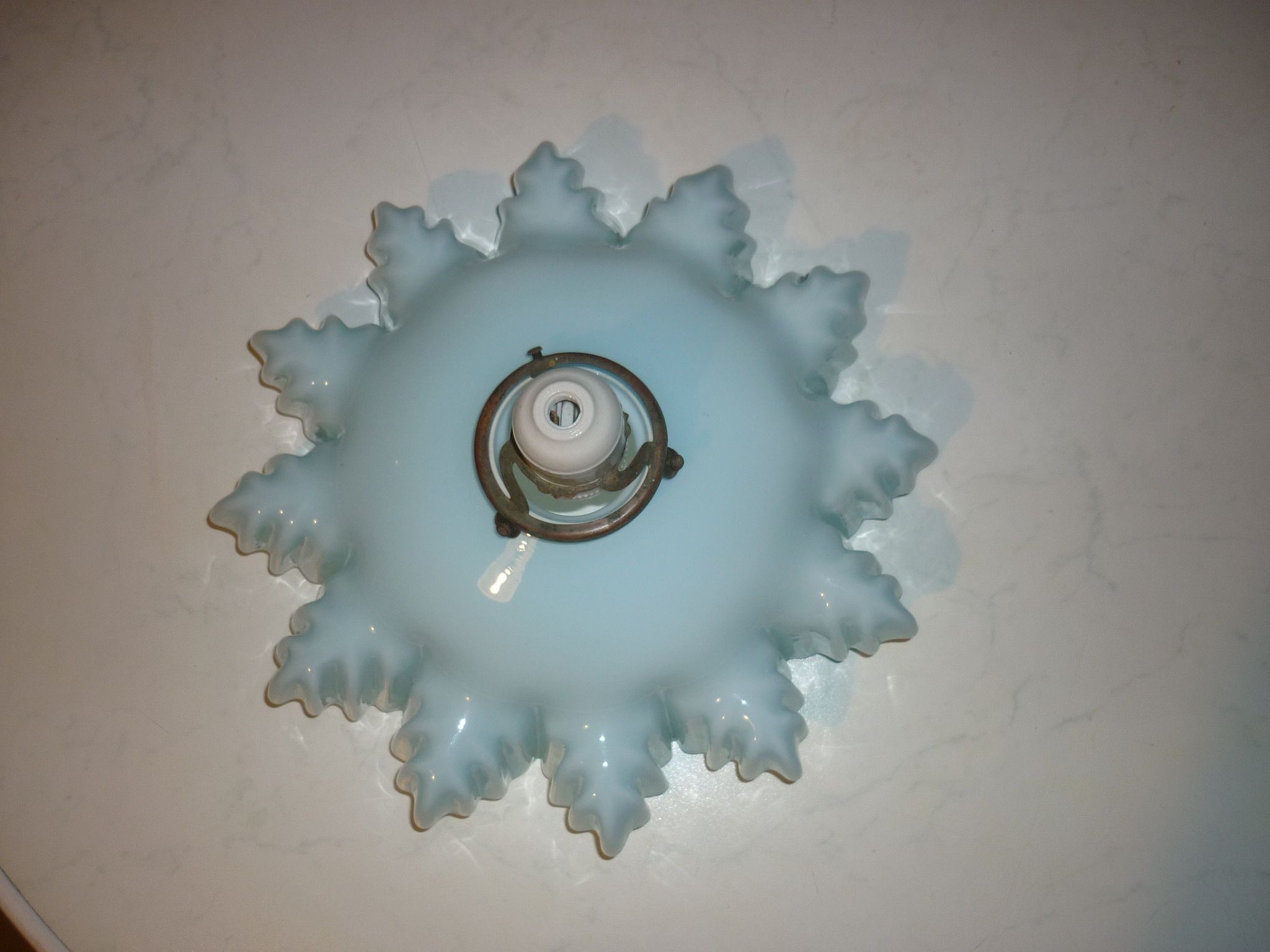 Suspension opaline drapée des années 30 bleue et blanche