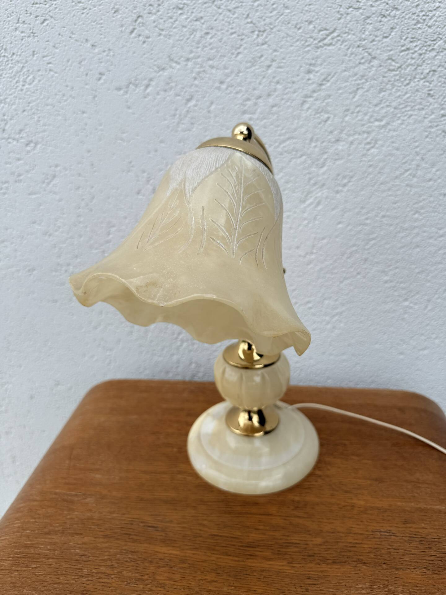 Vintage table lamp in alabaster and gilded brass, Spain.