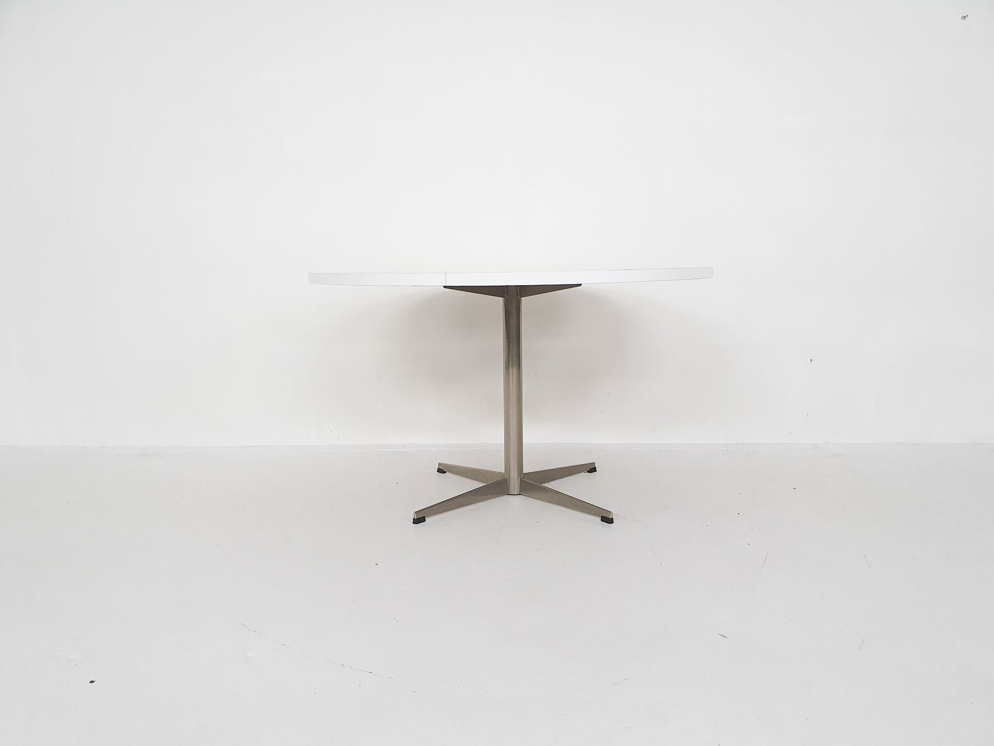 Round pastoe dining table, The Netherlands 1966
