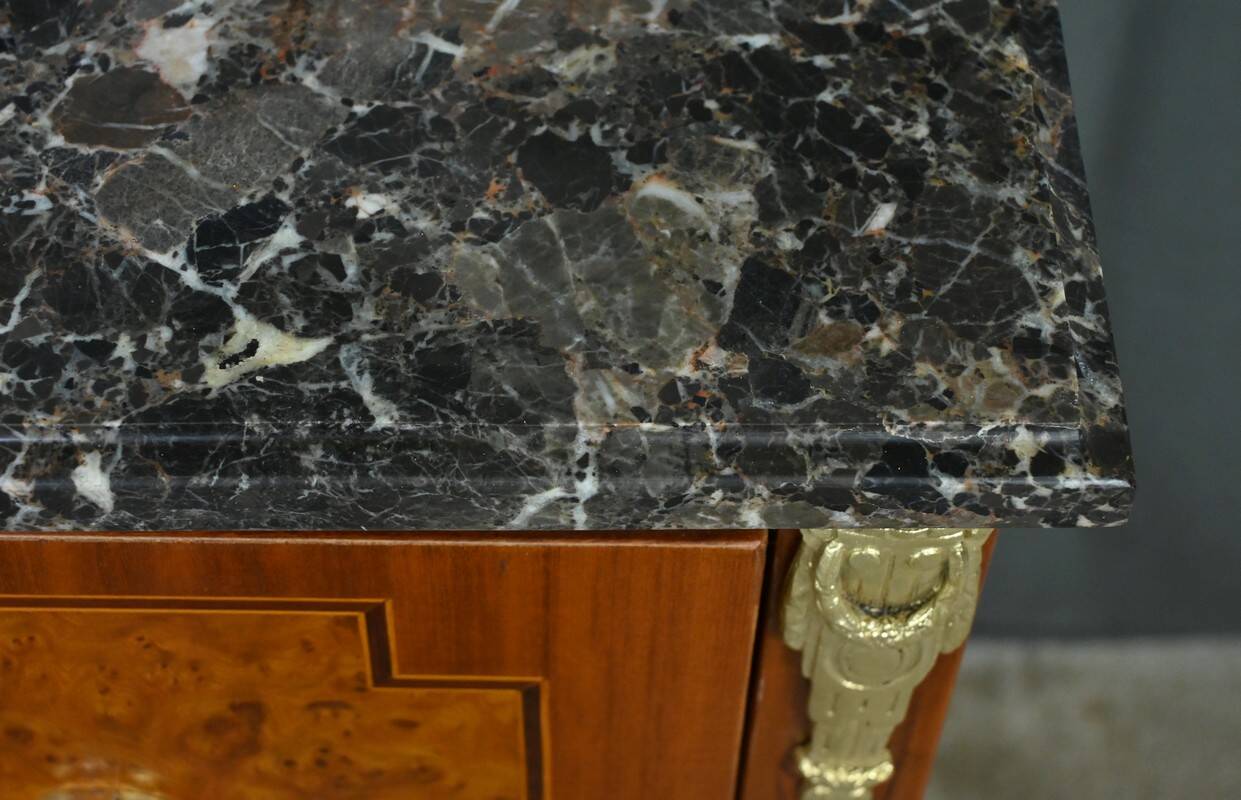 Commode sauteuse en marqueterie, style Louis XVI – milieu XXe