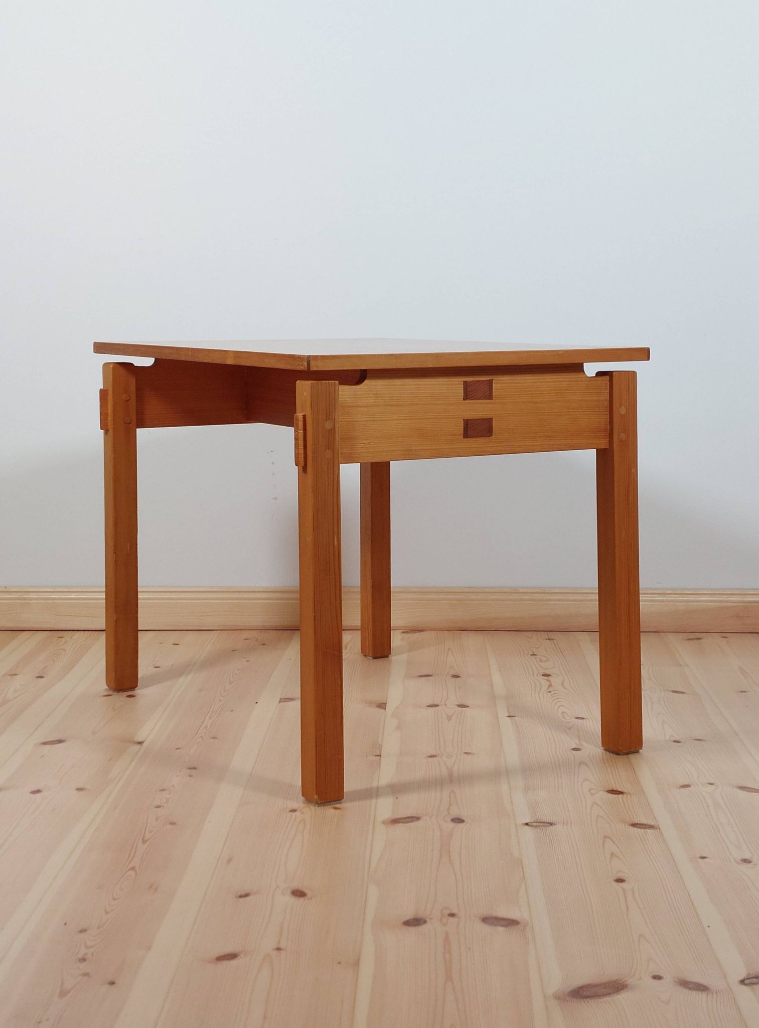 Table d'appoint en pin vintage méticuleusement fabriquée, pièce de maître.