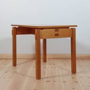 Table d'appoint en pin vintage méticuleusement fabriquée, pièce de maître.