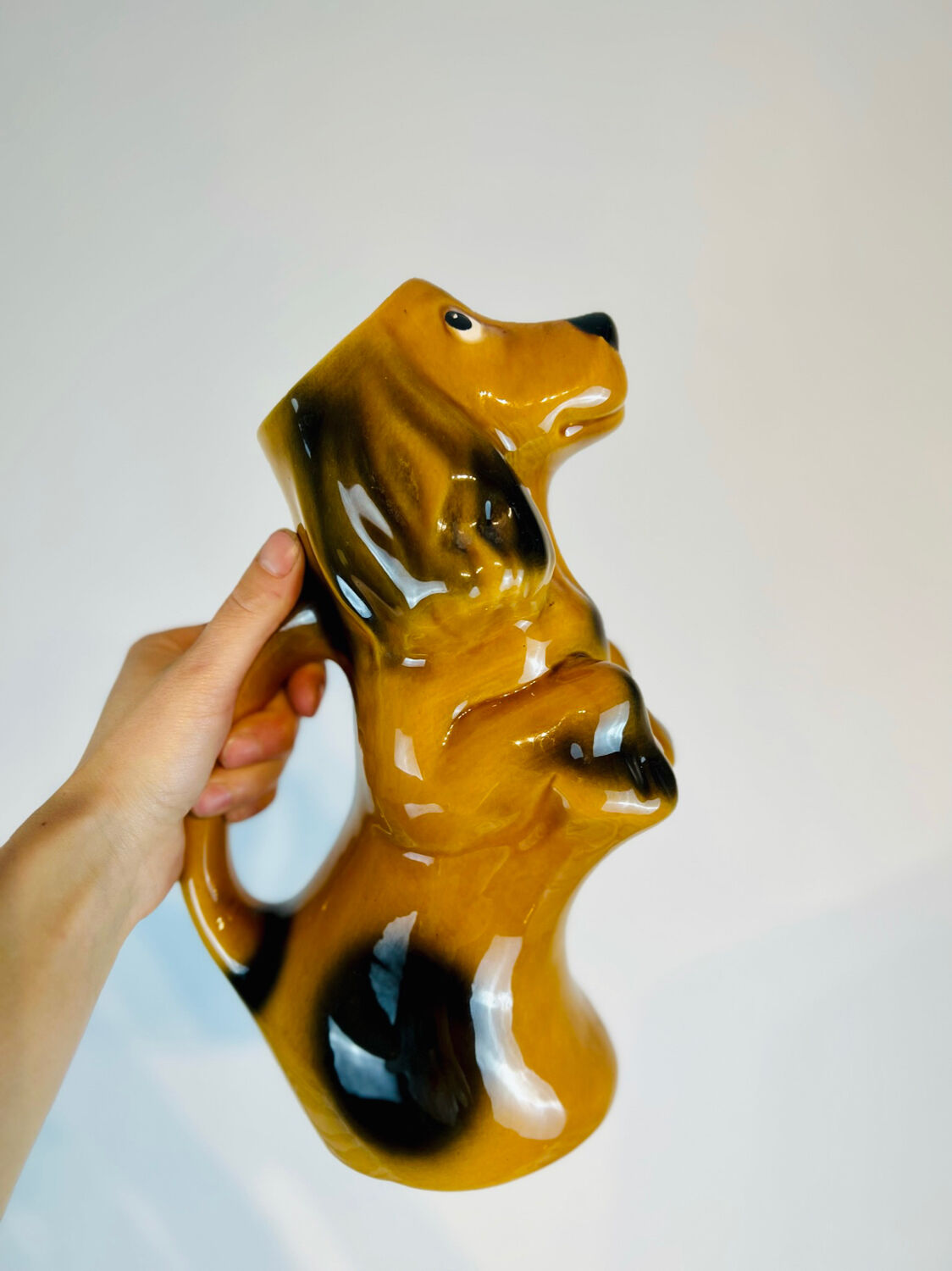 Pichet / carafe en barbotine chien marron clair