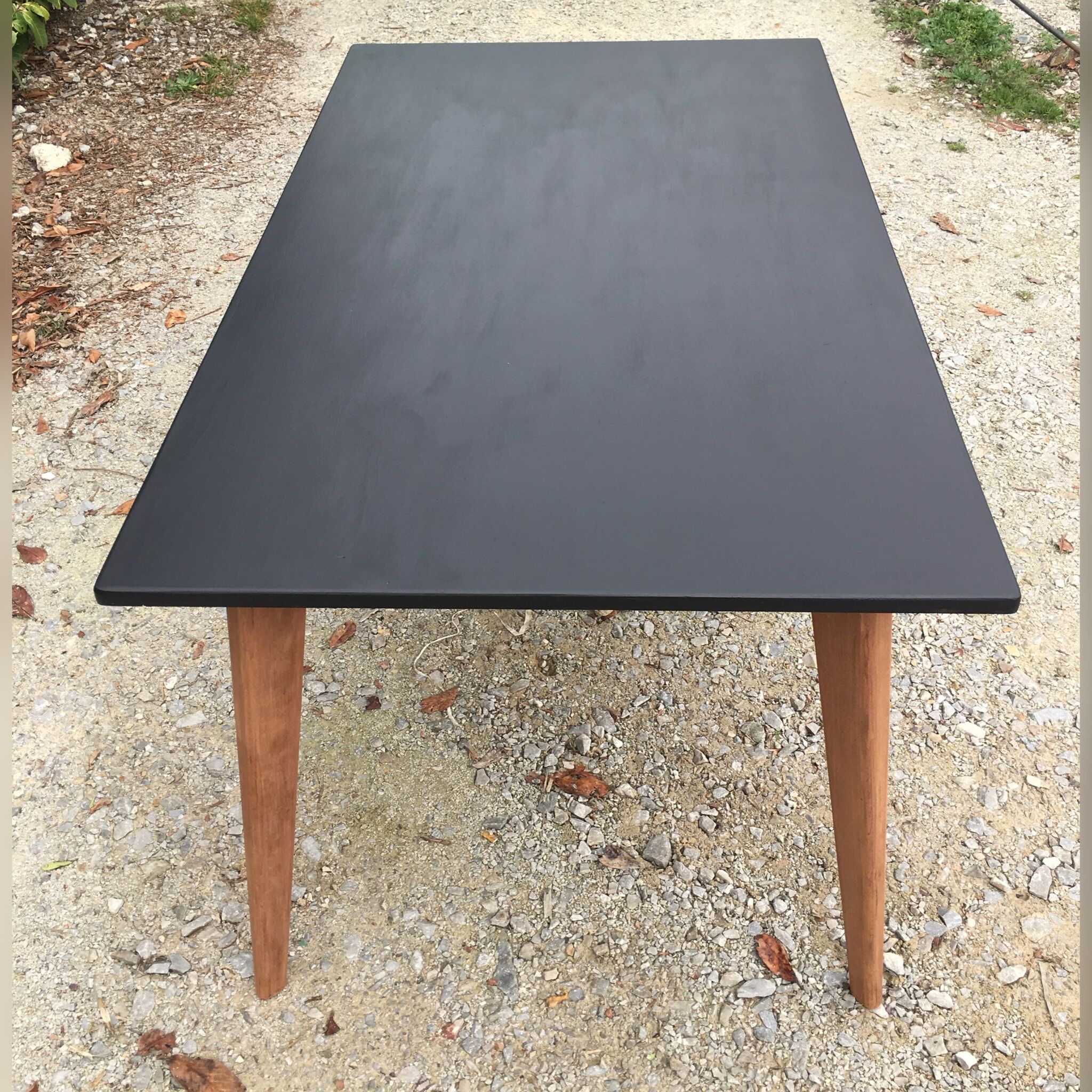 Table de salle à manger à pieds compas