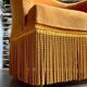 Fauteuil crapaud en velours ocre