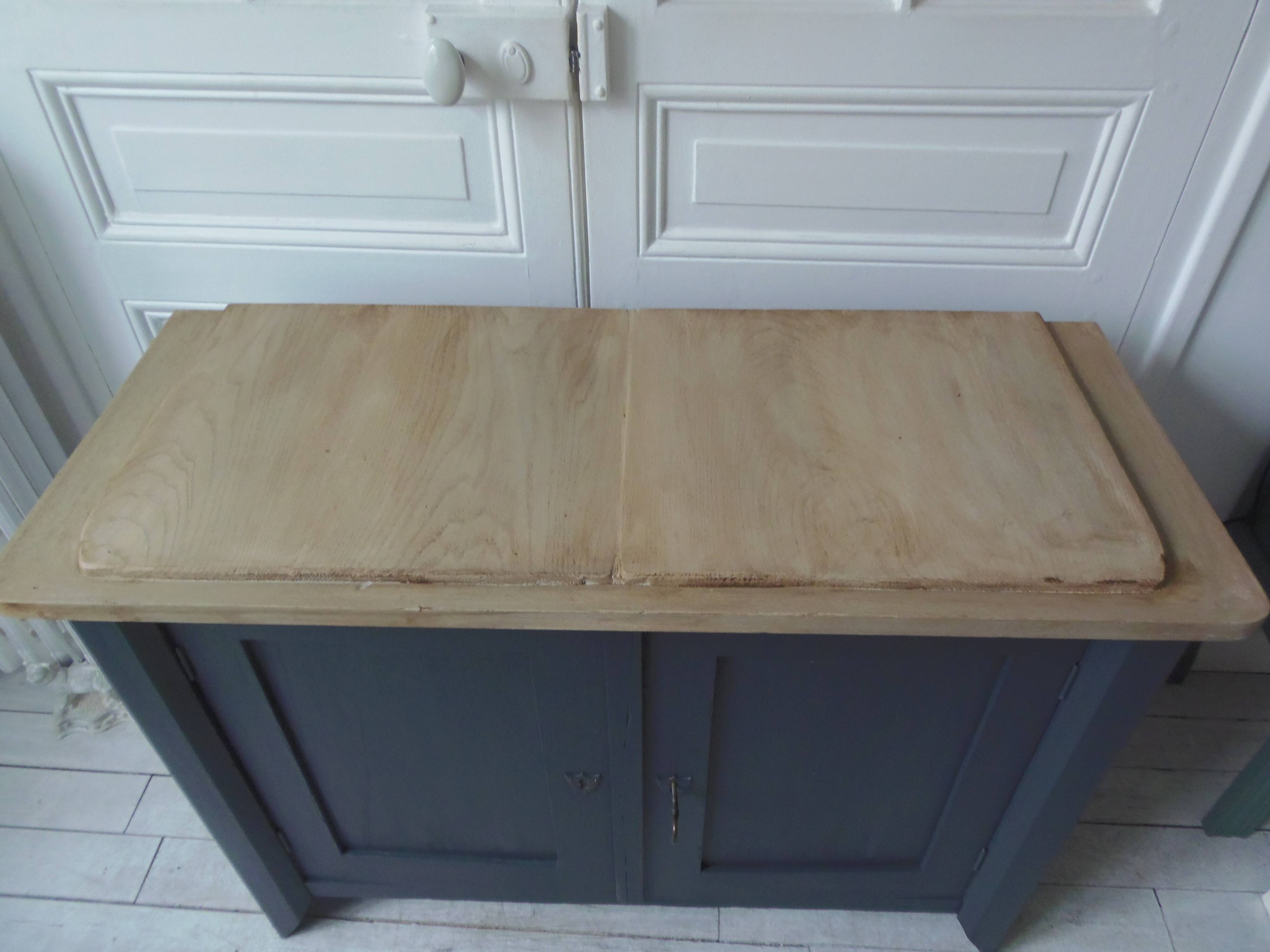 Small low Parisian sideboard re-enchanted in slate gray, medium oak waxed top.