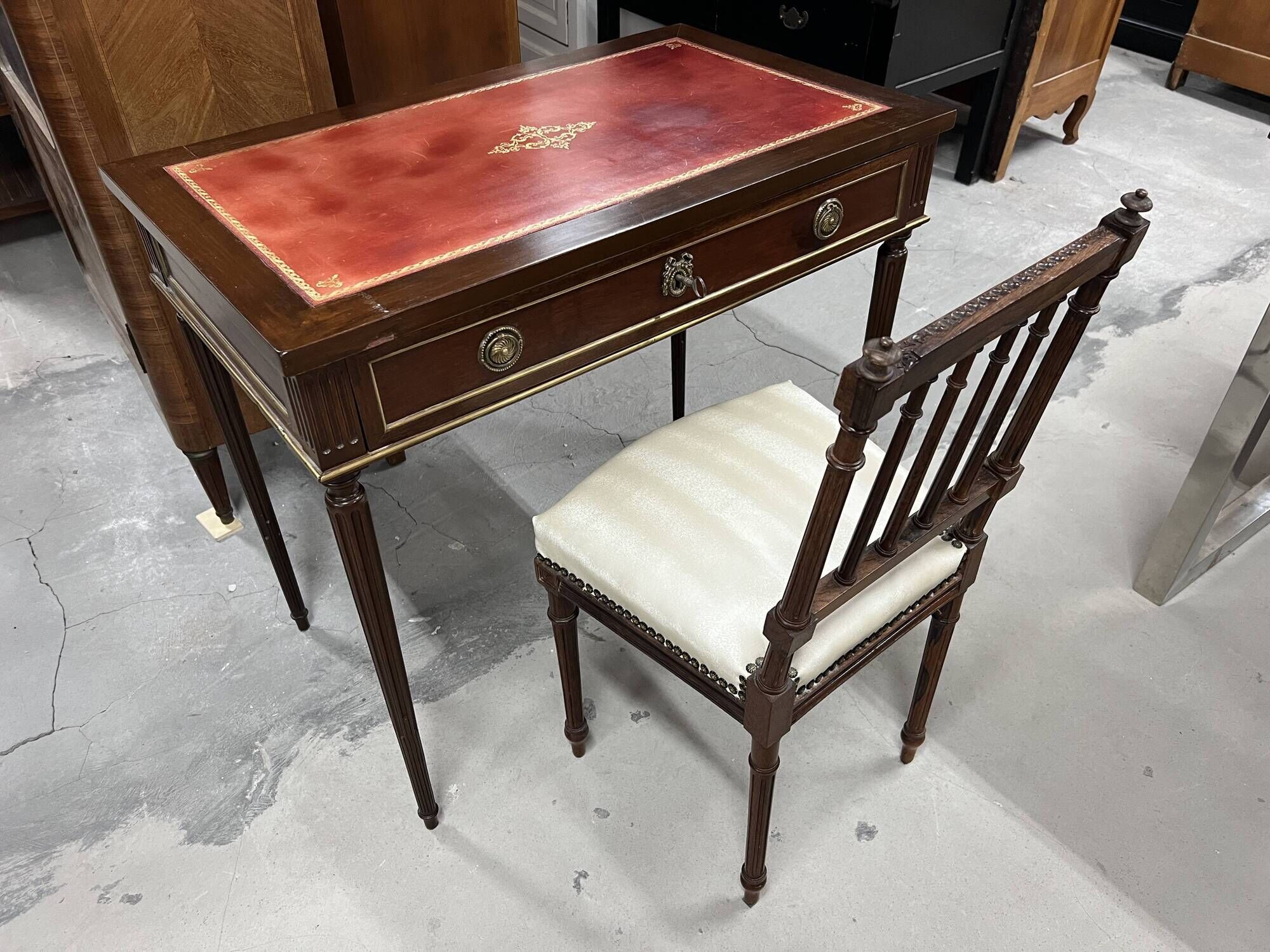 Flat desk and Louis XVI style chair in mahogany veneer (nineteenth century)