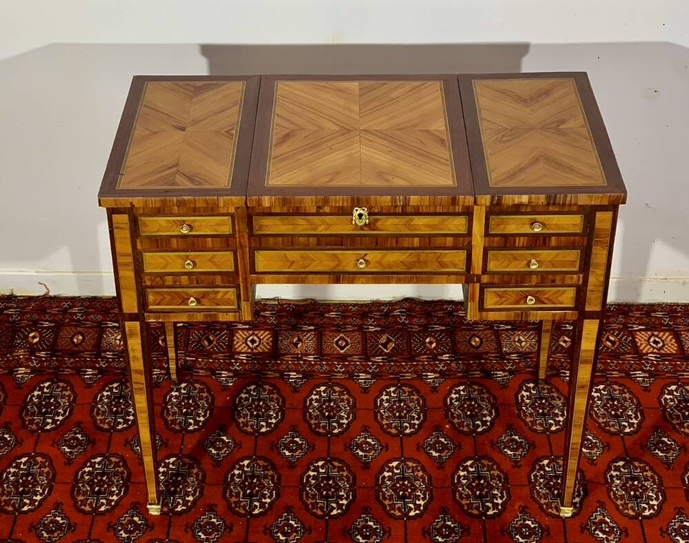 Louis XVI dressing table, rosewood and violet wood marquetry