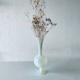 Vase ancien en opaline blanche