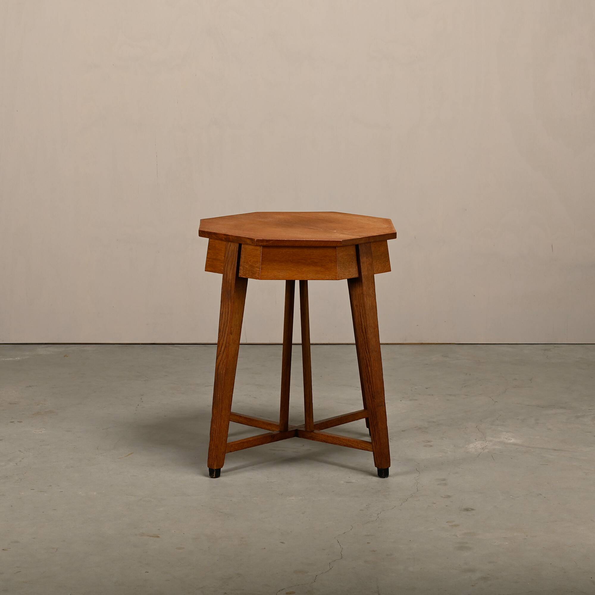 Table d'appoint octogonale en chêne de l'École de La Haye Art Déco architecturale