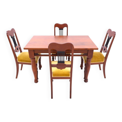 Table avec quatre chaises du début du XXe siècle