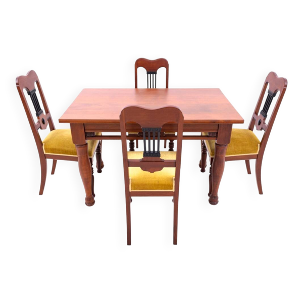 Table avec quatre chaises du début du XXe siècle