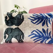Coussin Ikat en velours éléphants persans
