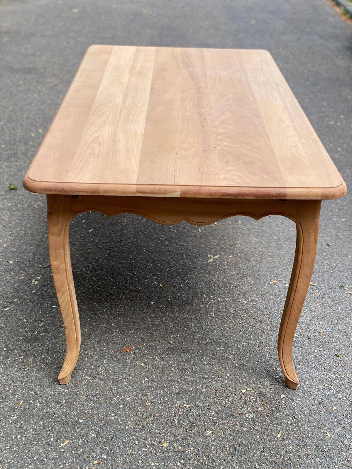 Table à manger de ferme chic extensible décapée en merisier massif Louis XV