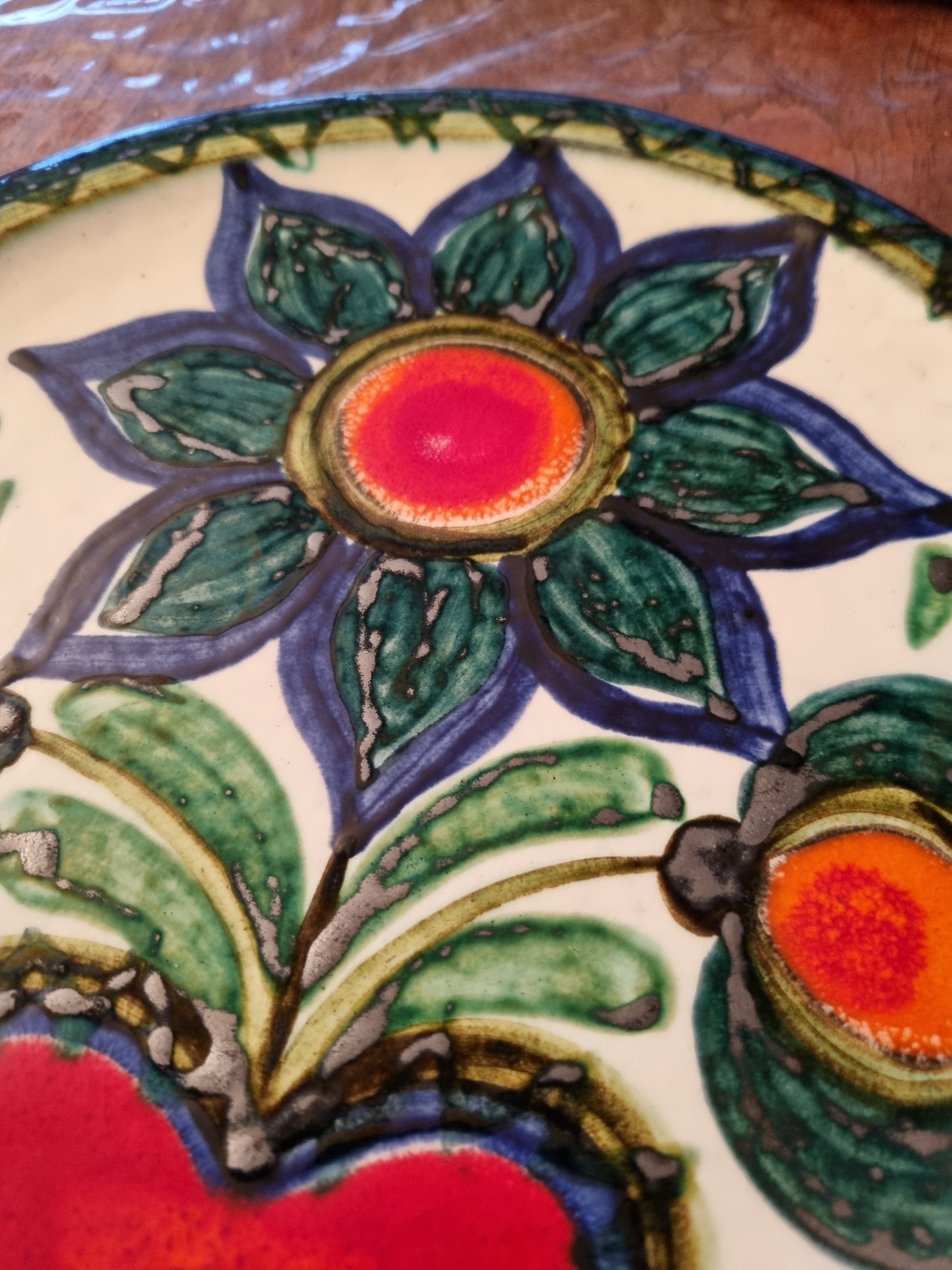 Decorative plate 70s Stylized flower and heart pattern