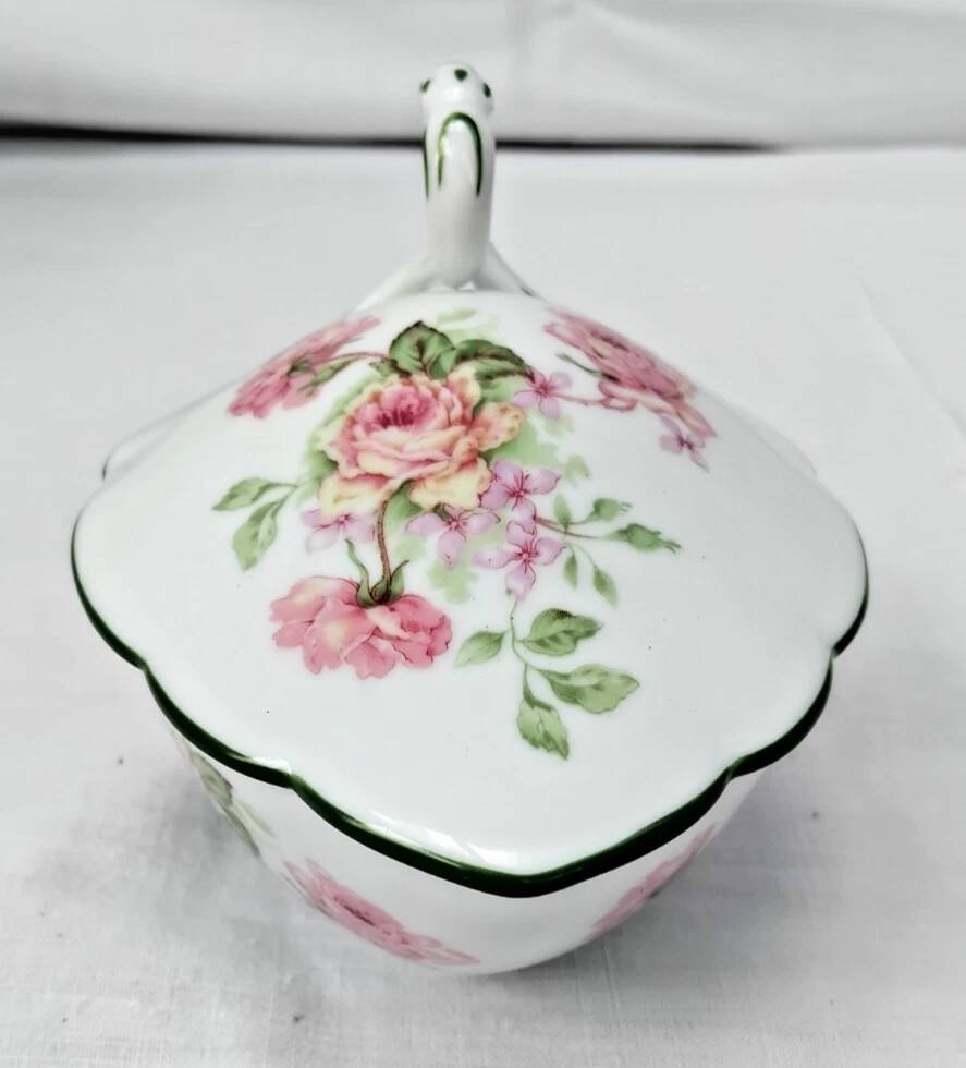 Sugar bowl with its lid in Limoges porcelain by Bernardaud.