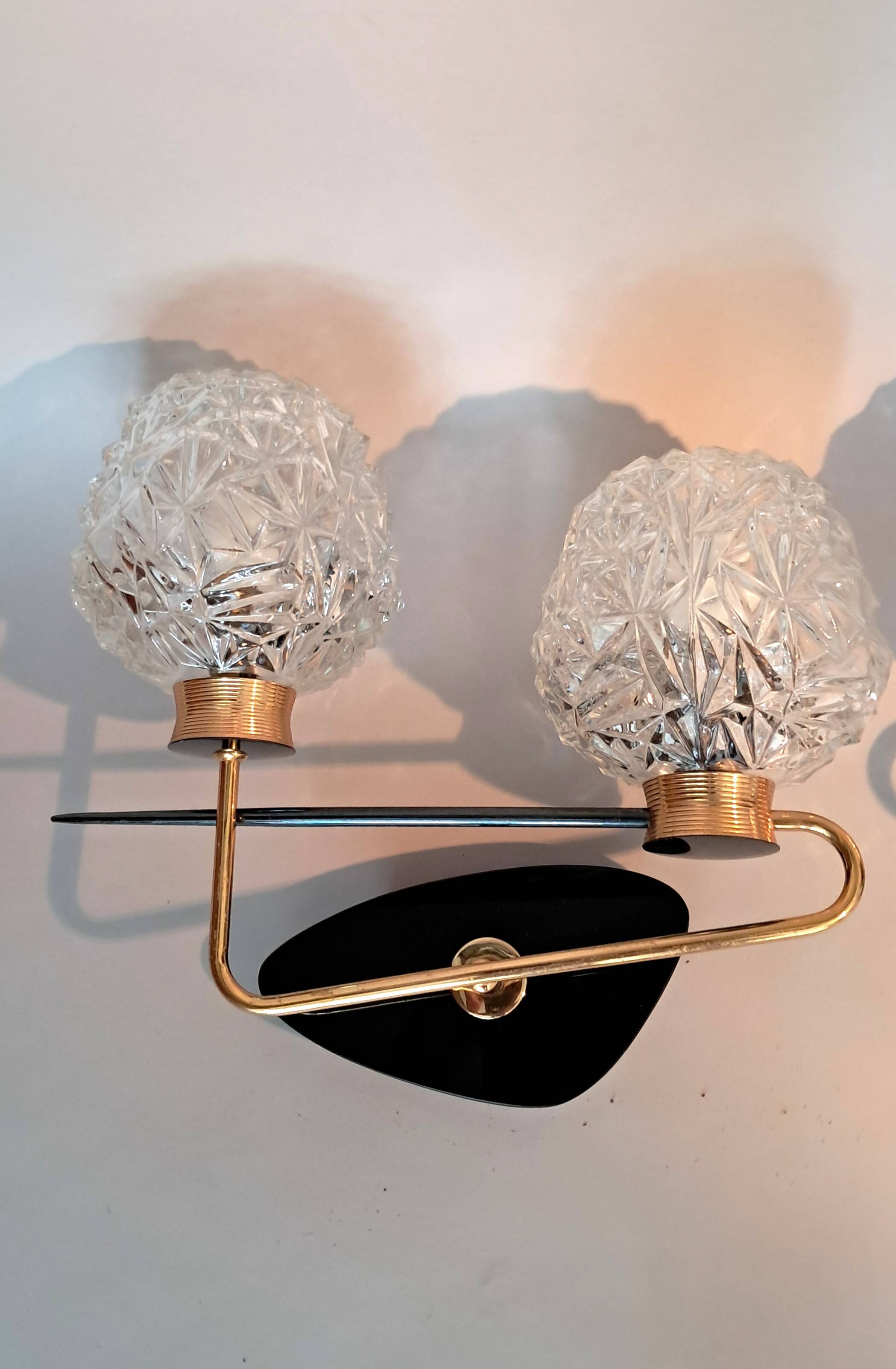 Paire d'appliques en laiton doré  à 2 feux 1950.