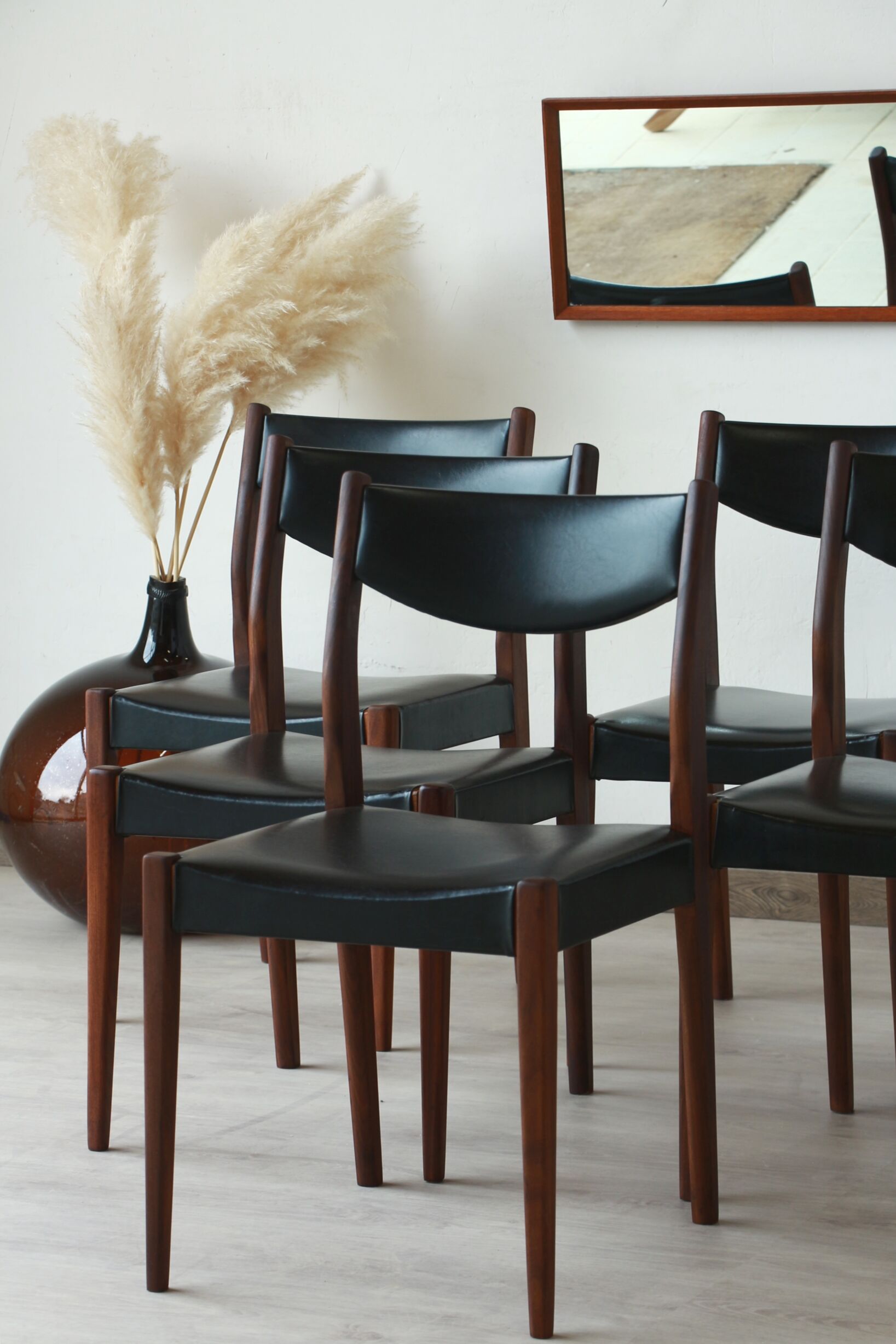Series of 6 chairs in skai and teak