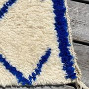 Tapis berbère Beni Ouarain blanc bleu