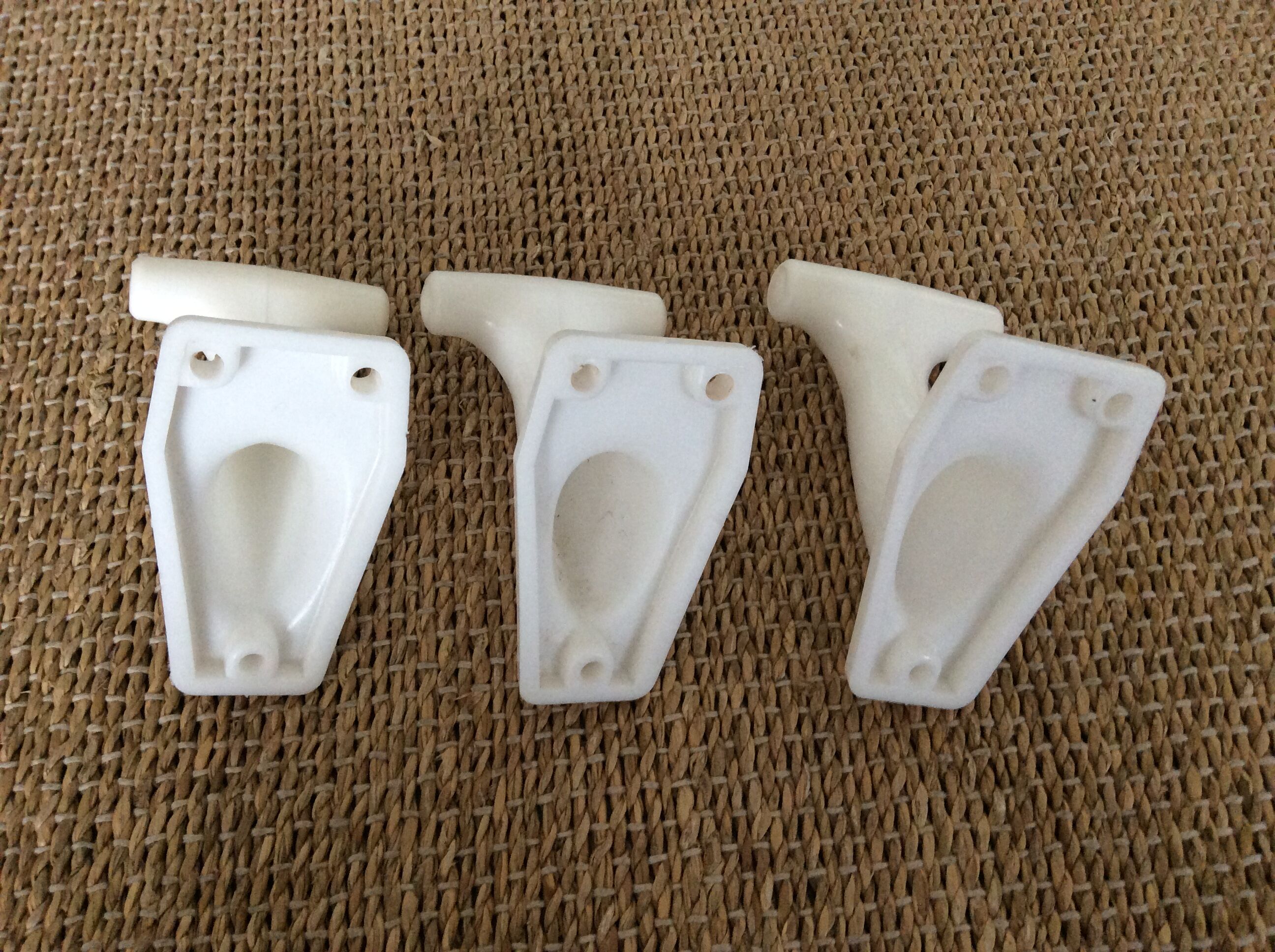 Series of 3 plastic hooks