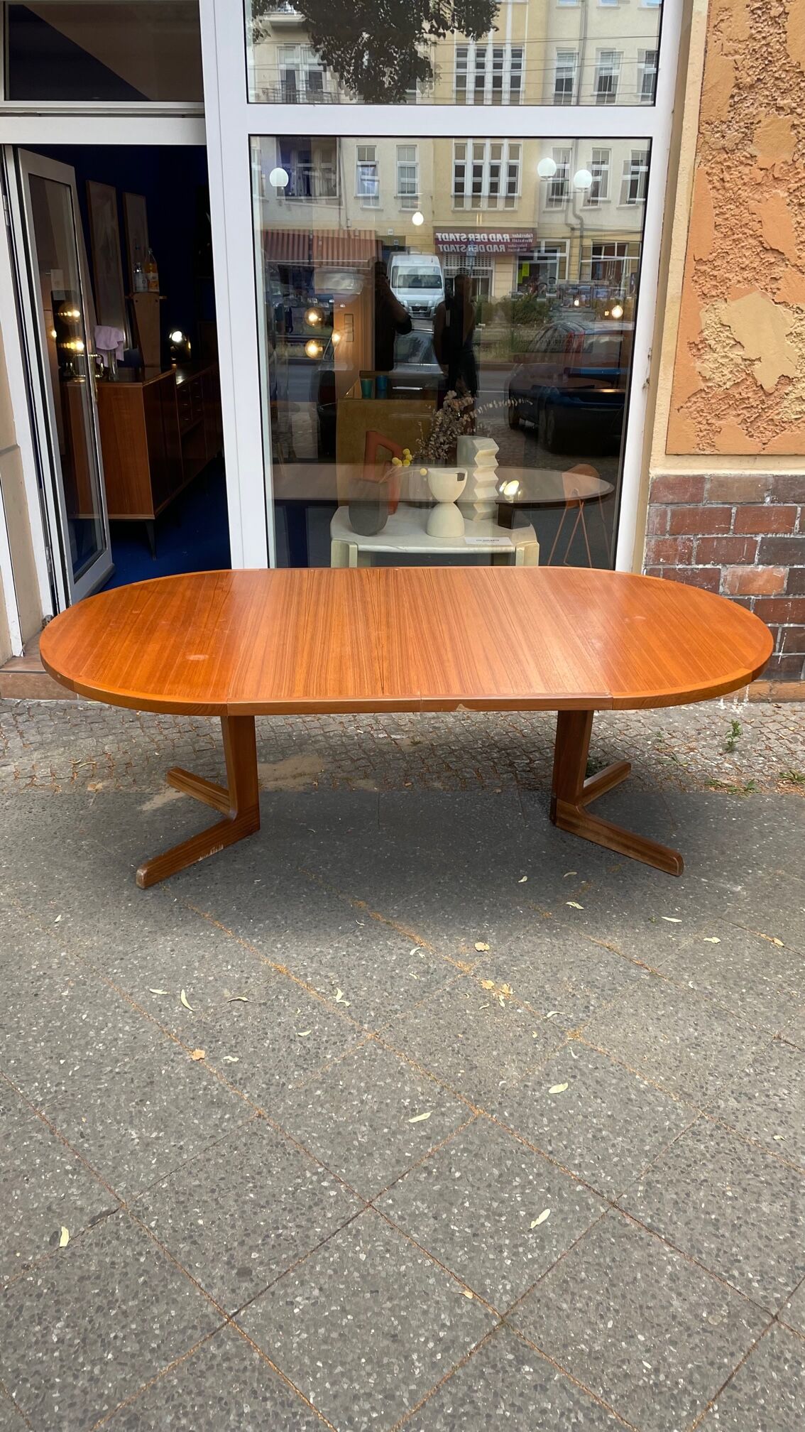 Extendable round table in teak from the 60s with two extensions