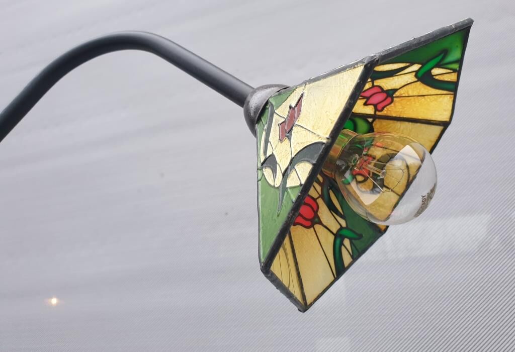 Lampadaire tripode china girl ombrelle verre cloisonné