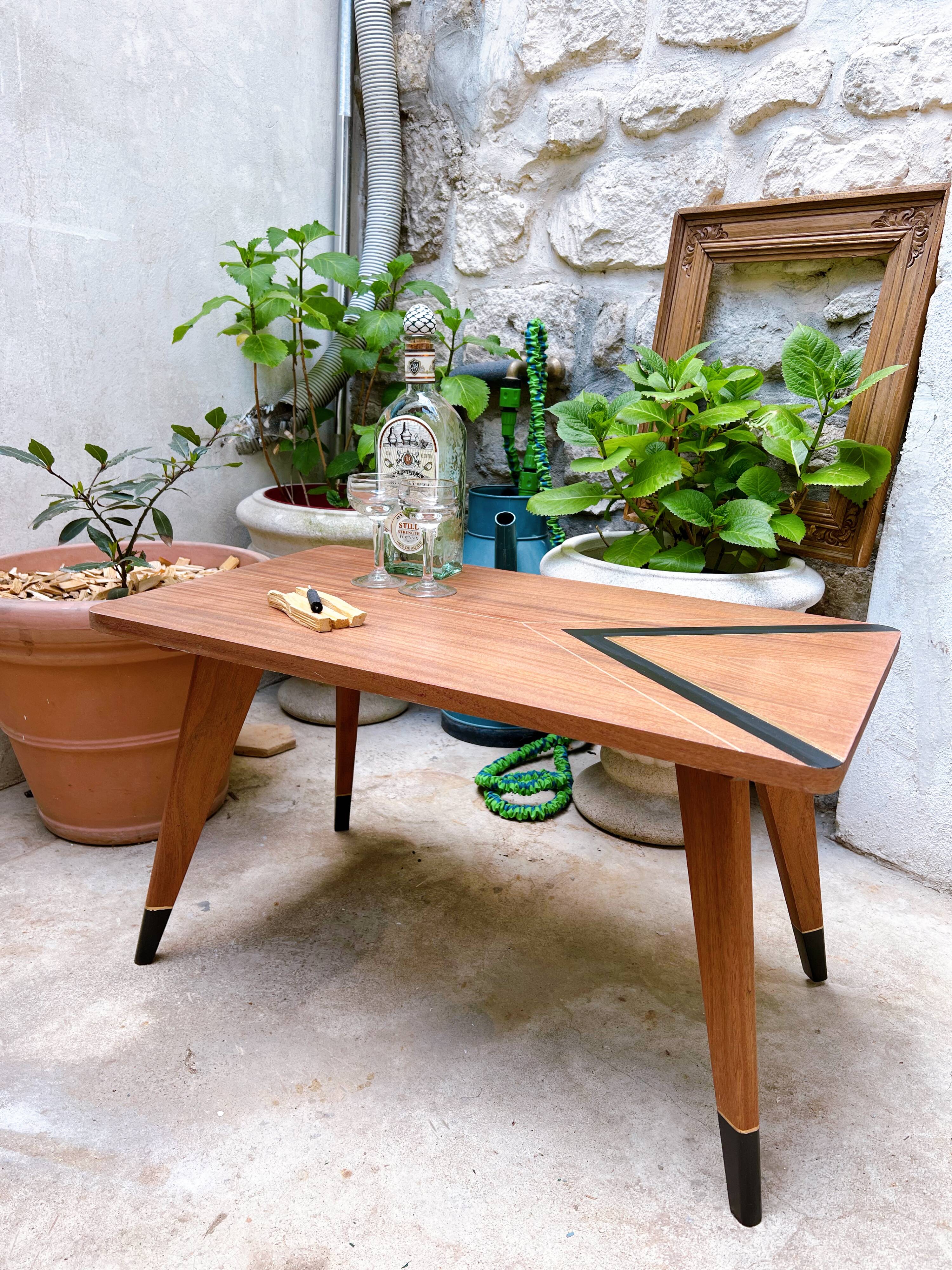 Coffee table compass foot