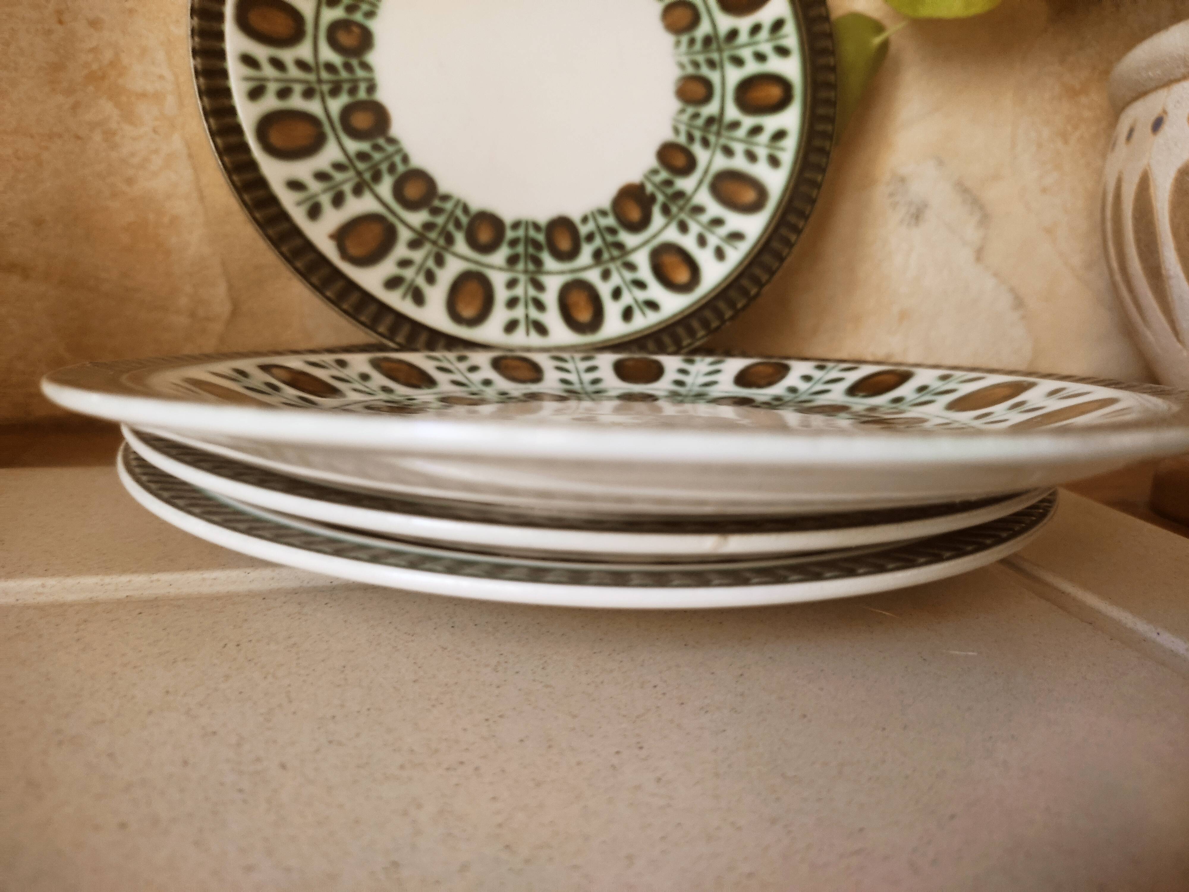 4 dessert plates Boch nut model