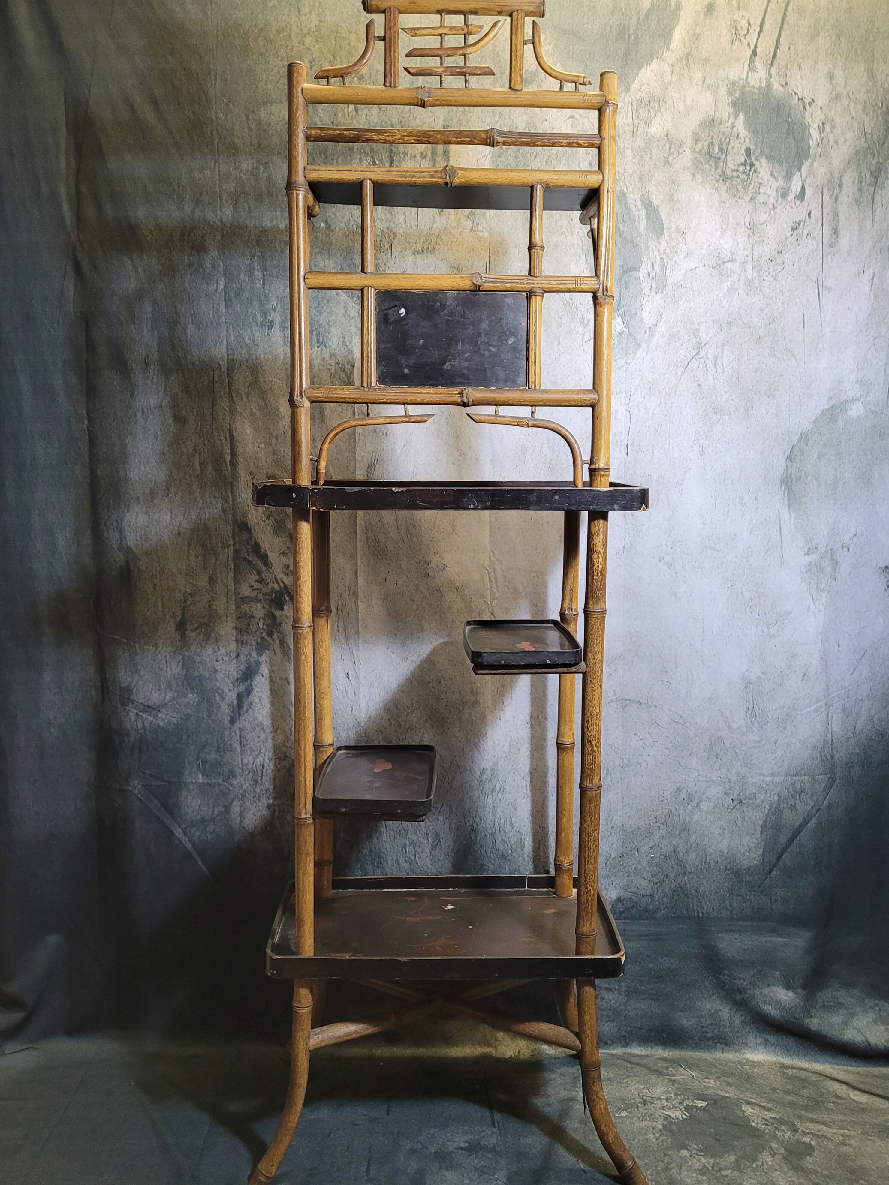 Shelf in bamboo and asian lacquer