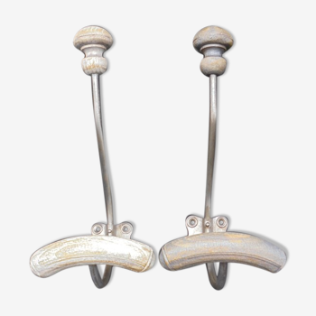 Pair of hooks