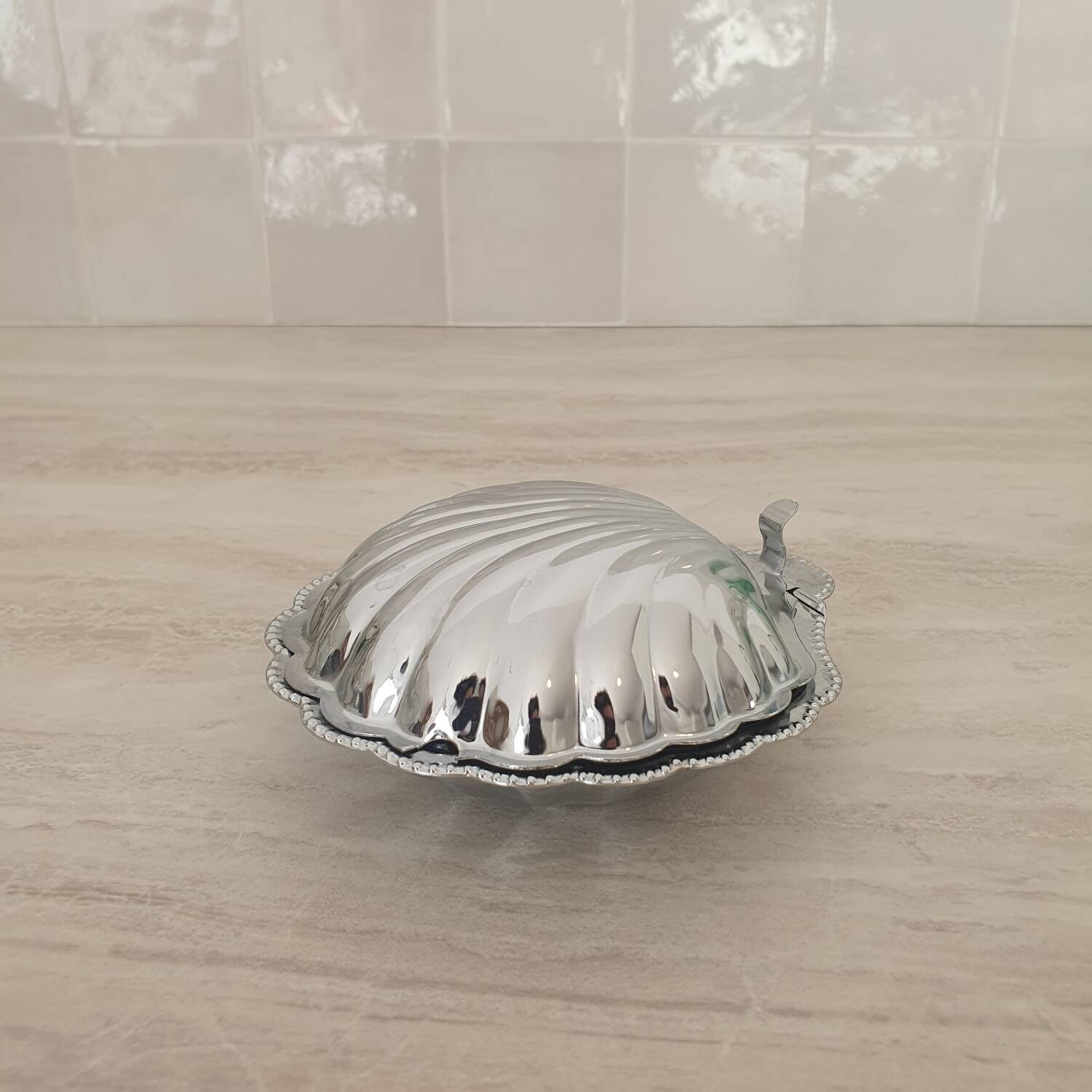Stainless steel shell-shaped butter dish and its blue bowl
