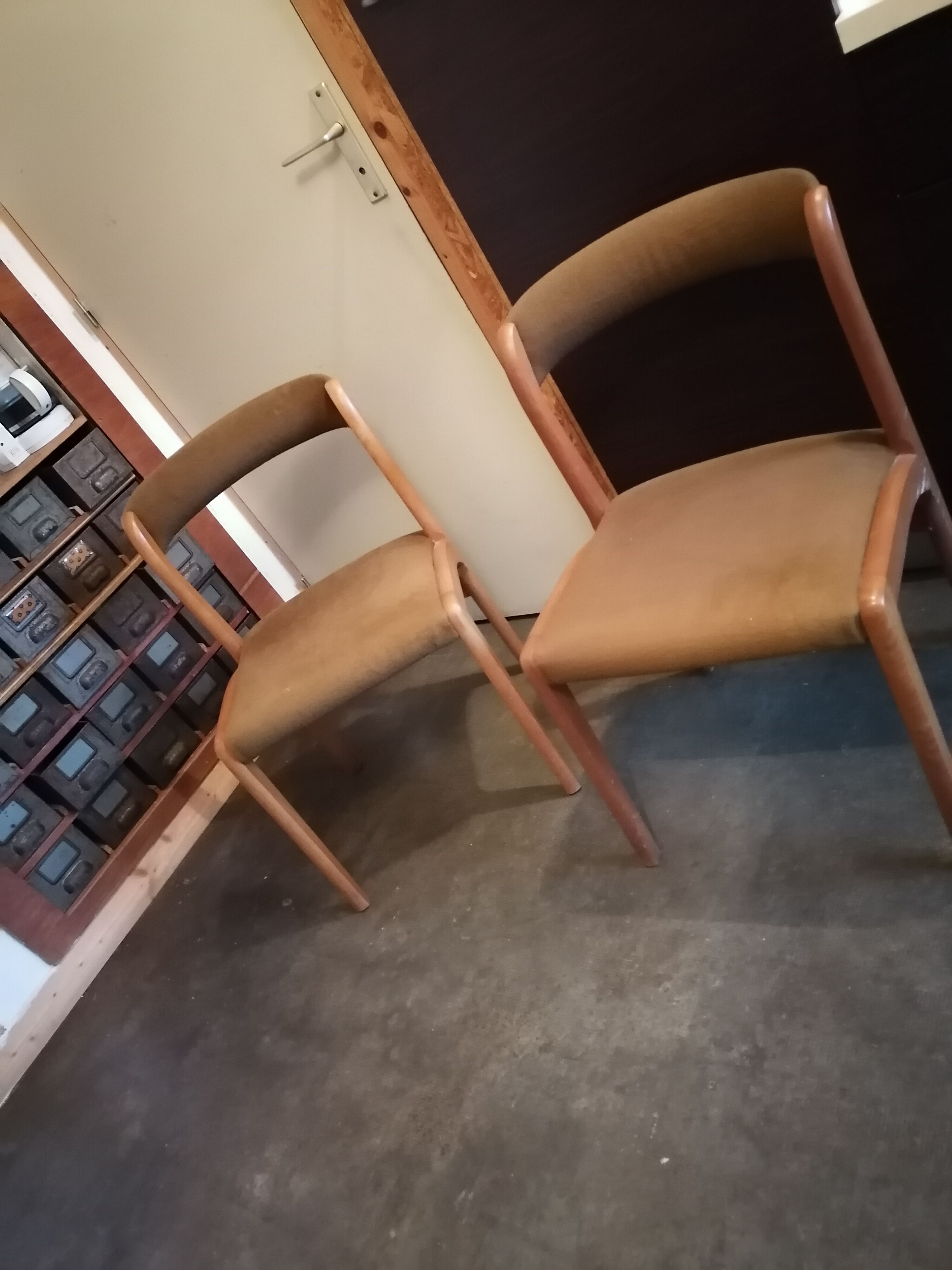 Lot de 2 chaises scandinaves teck velours 1960