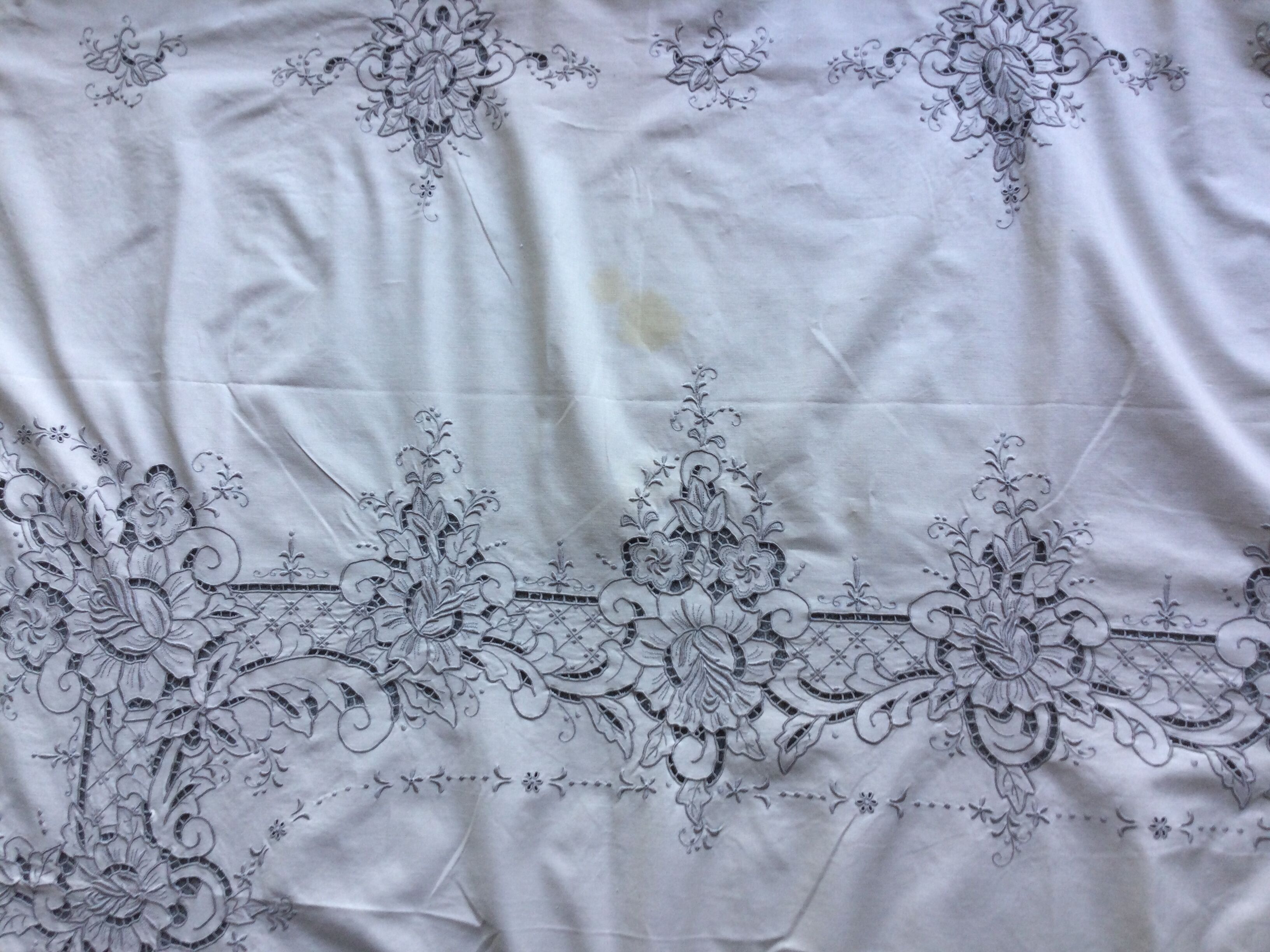 Embroidered antique tablecloth + 12 matching towels