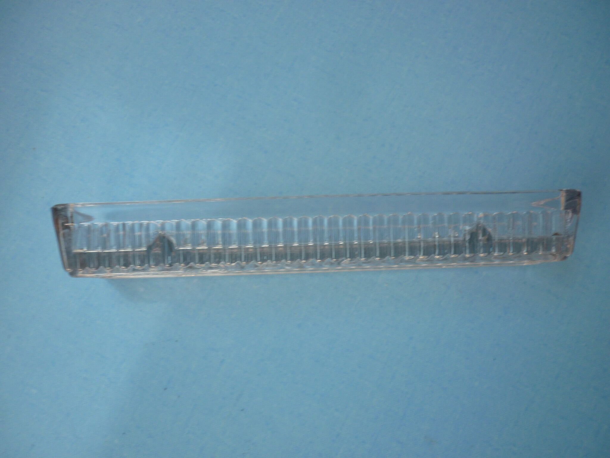 Plumier en verre moulé dentelé