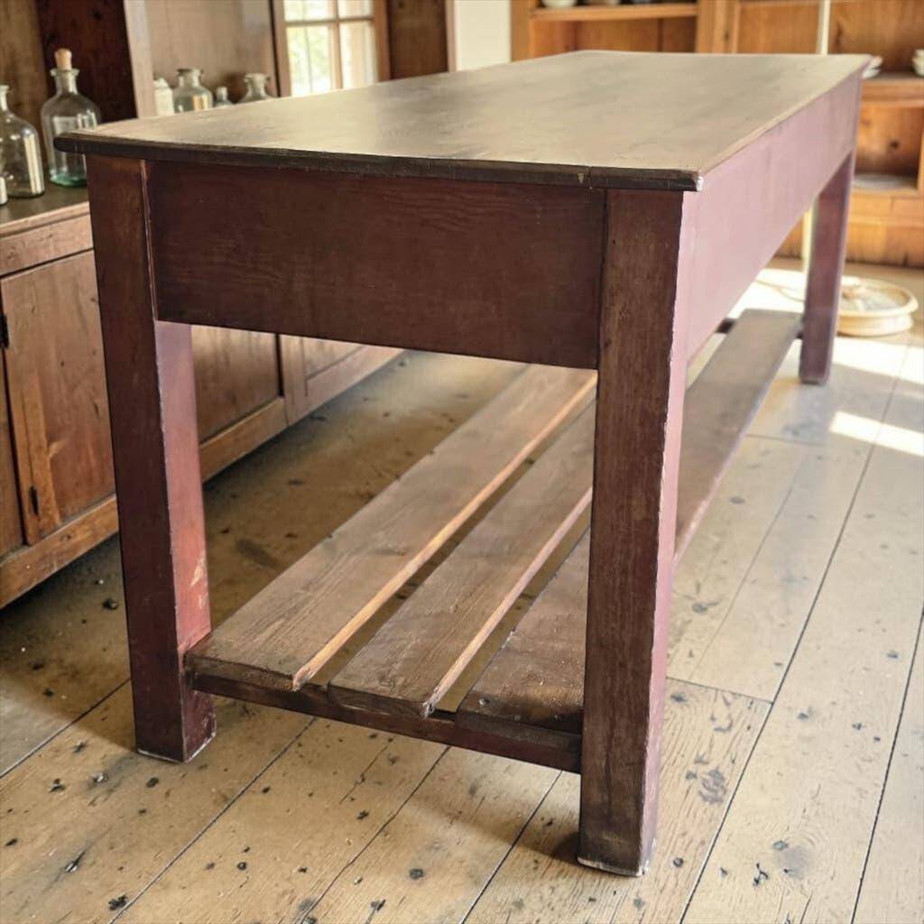 Comptoir de magasin/table de travail vintage en bois