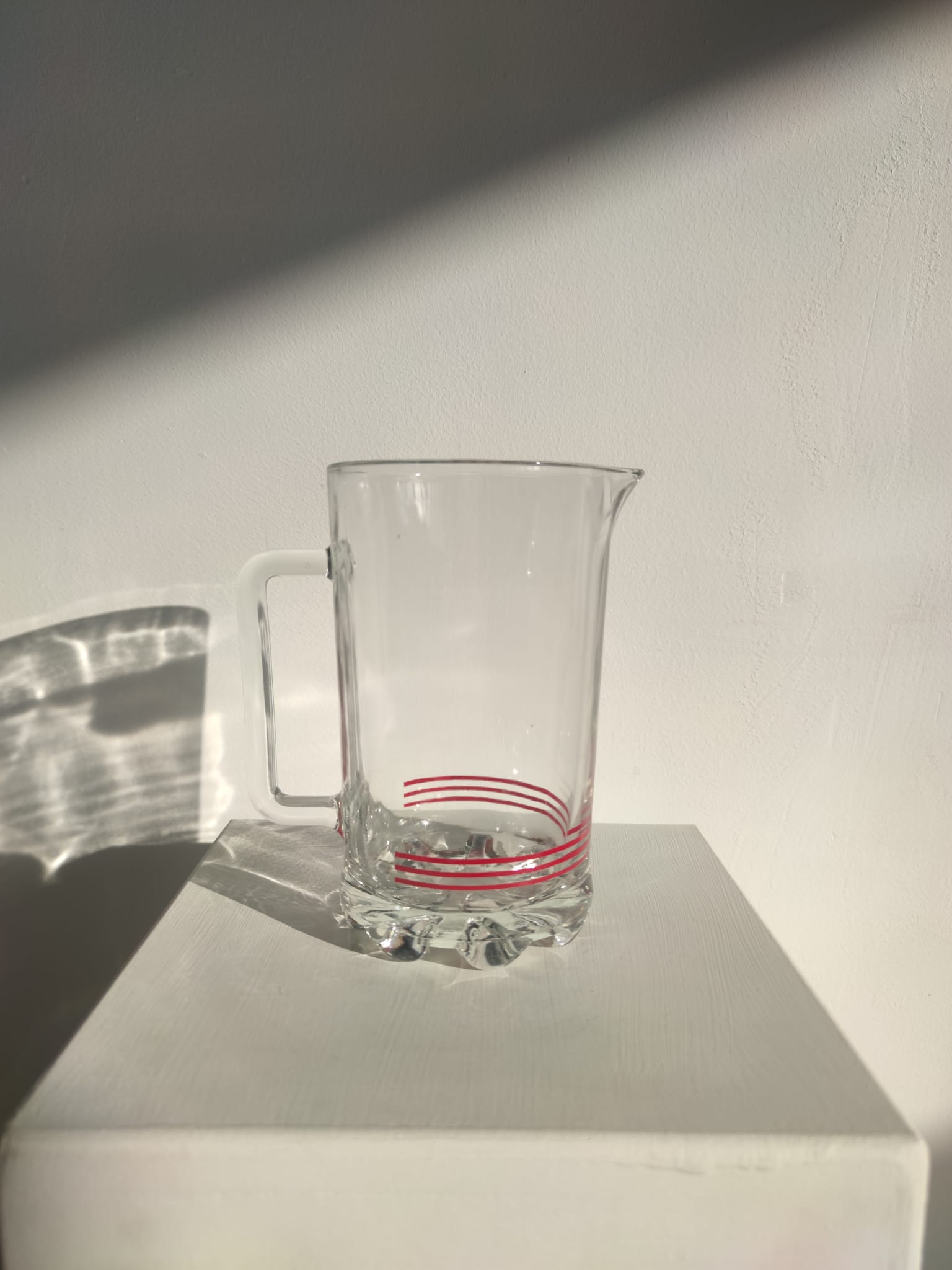 Pichet à orangeade italien vintage en verre à rayures rouges