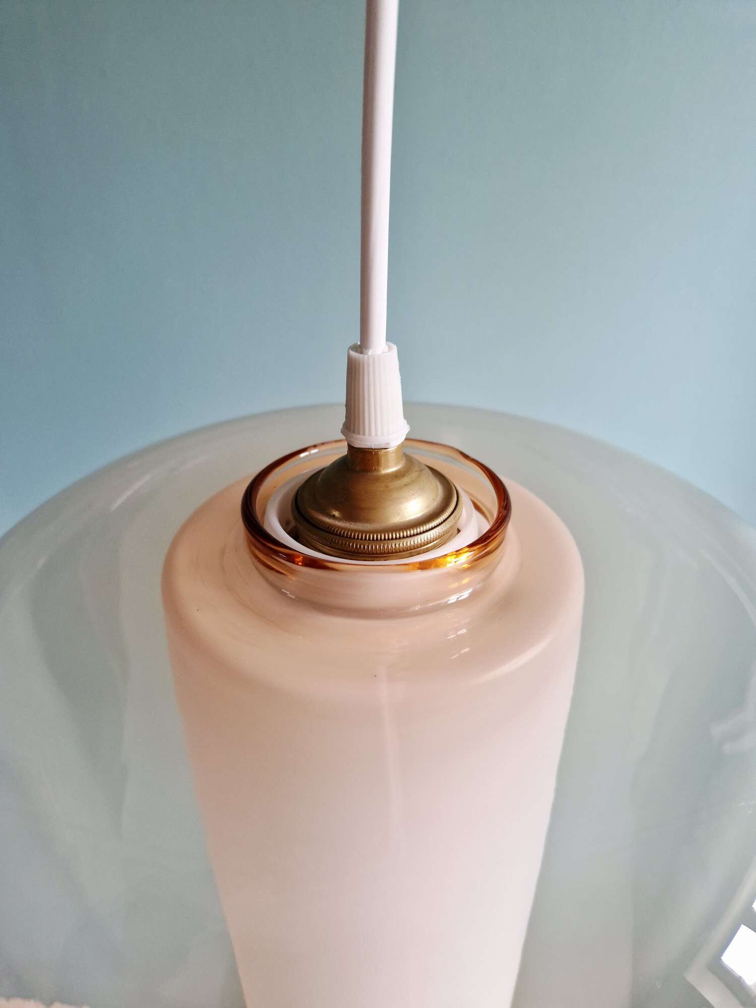 Suspension scandinave en verre satiné blanc et verre transparent rose pâle, 1960