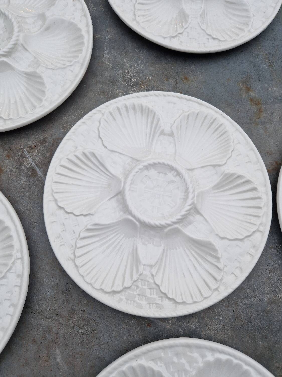 Set of 6 oyster plates with shells in white earthenware