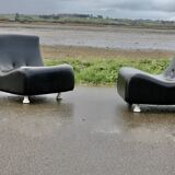 Paire de chauffeuses "space age". Simili-cuir noir. Circa 1970