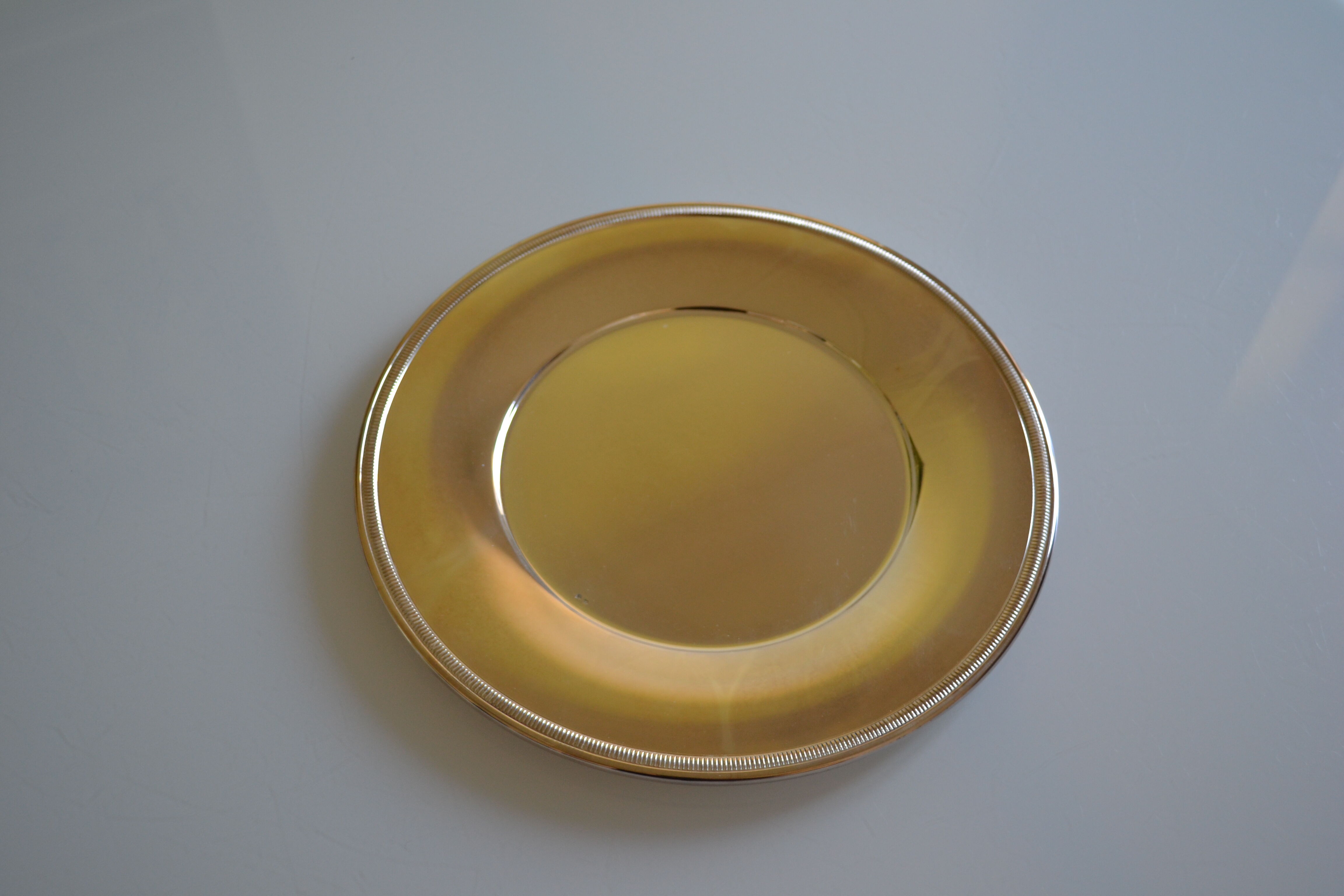 Round silver-plated serving plate or dish, diameter 30 cm.