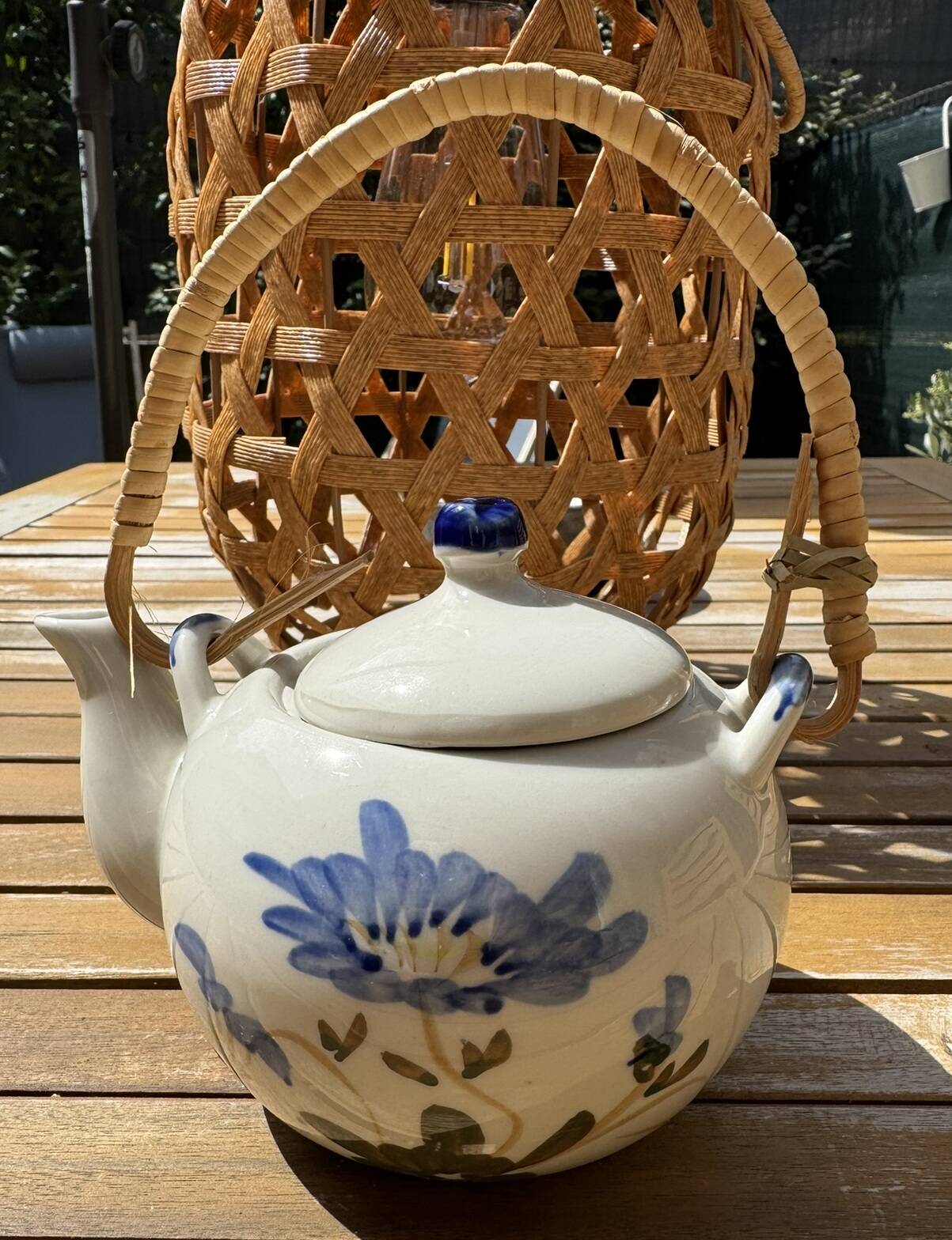 Vintage ceramic tea set for 6 bowls and a teapot.