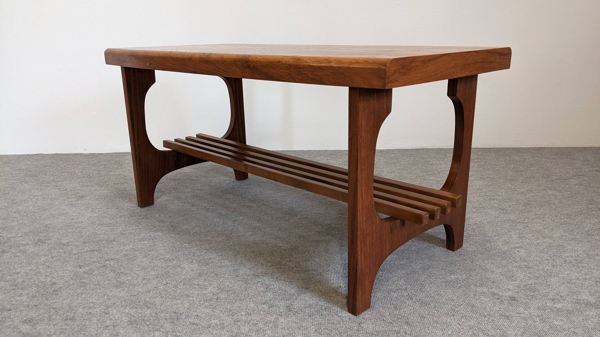 Table basse porte-revues scandinave en teck, Suède vers 1960