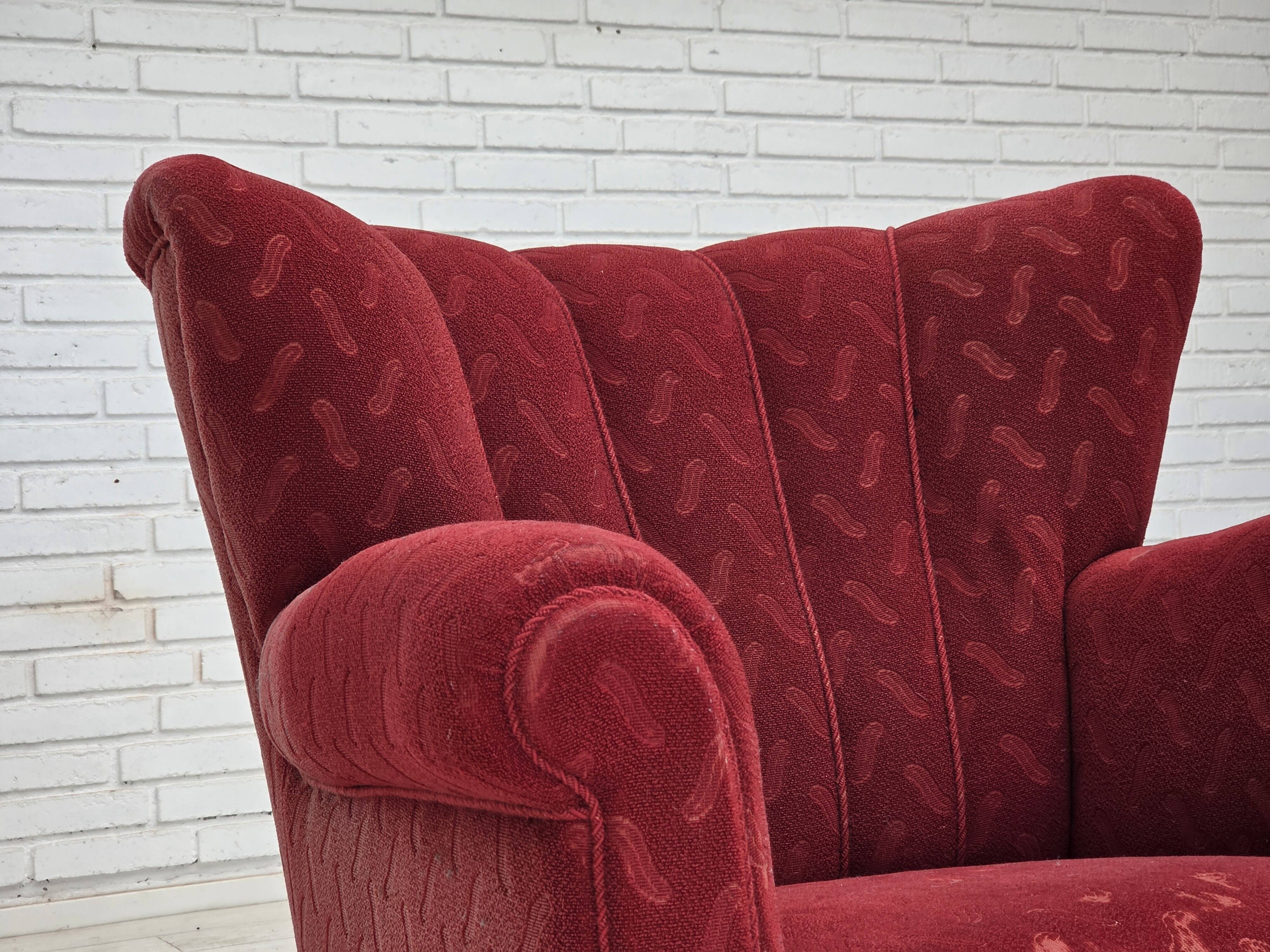 Fauteuil relax danois des années 1950, en laine rouge, bois de chêne.